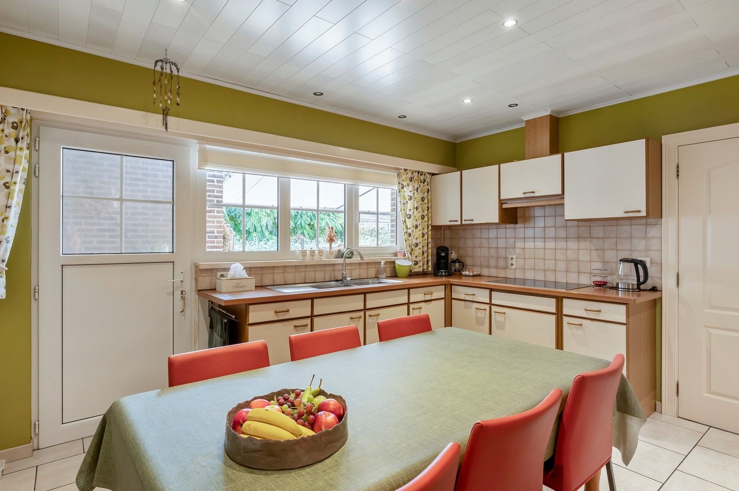 Ruime gezinswoning op breed en groot perceel van 1122m² foto 9