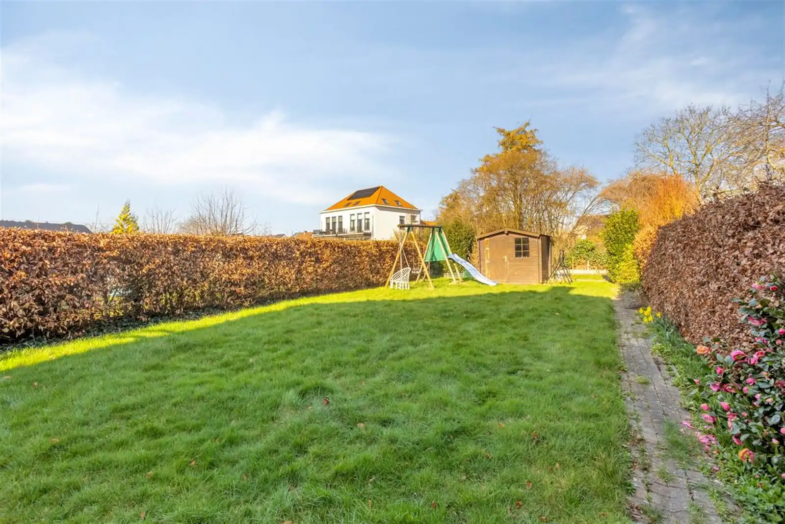 Ruime 3-gevel woning (274m²) met 3 slaapkamers, grote garage en mooie tuin foto 2