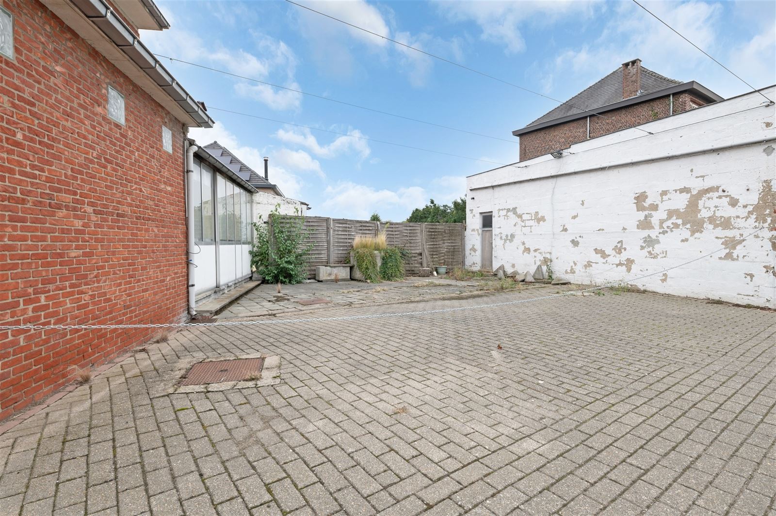 Handelswoning met appartement, garage en parkeerplaats foto 3