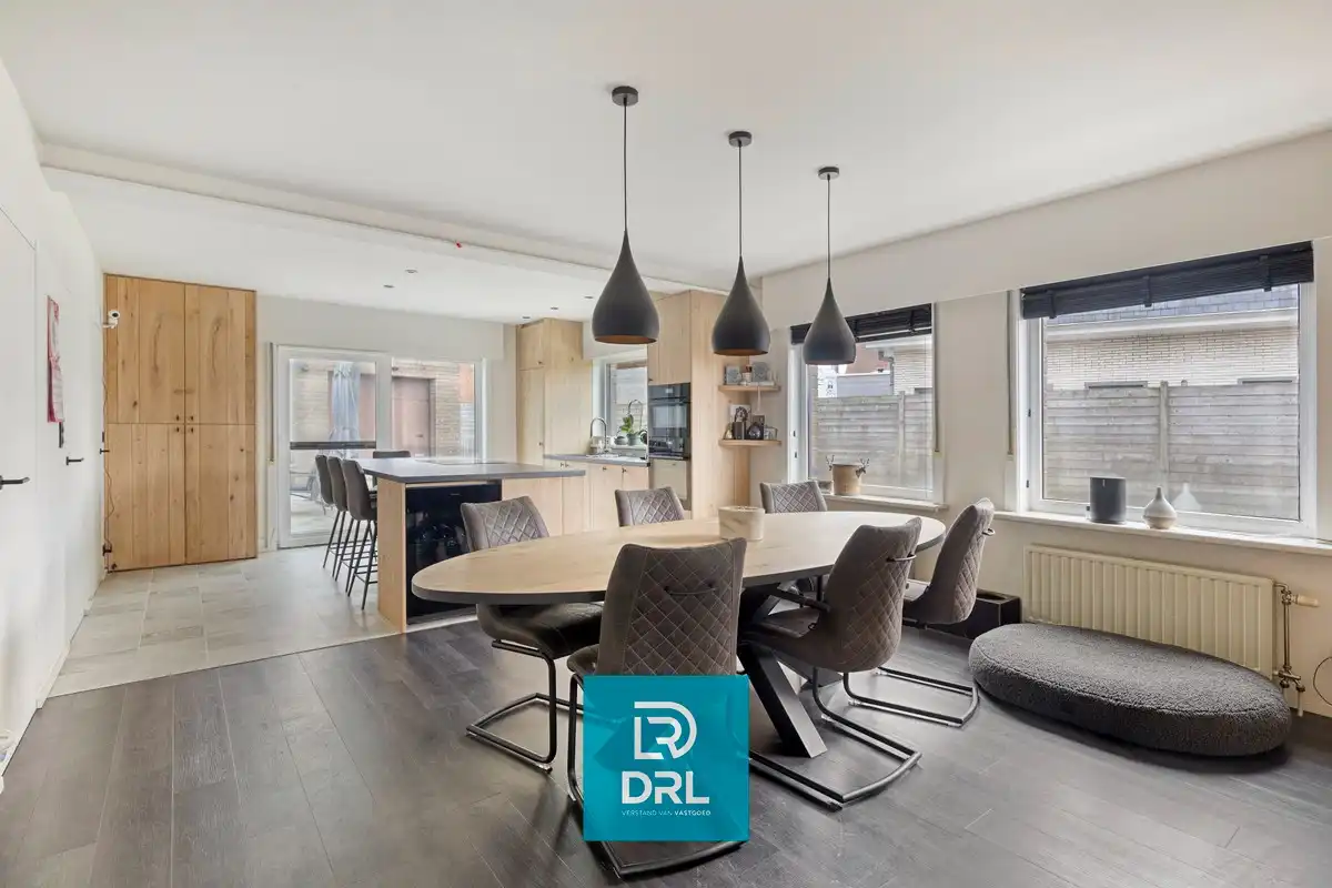 Luxe woning met binnenzwembad en perfect afgescheiden handels- of verhuurgedeelte foto {{pictureIndex}}