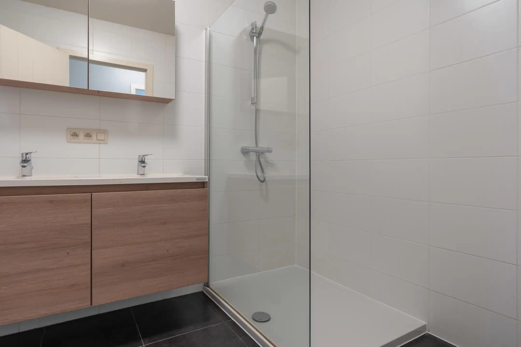 Instapklaar 2-slaapkamer appartement met terras en garagebox foto 13