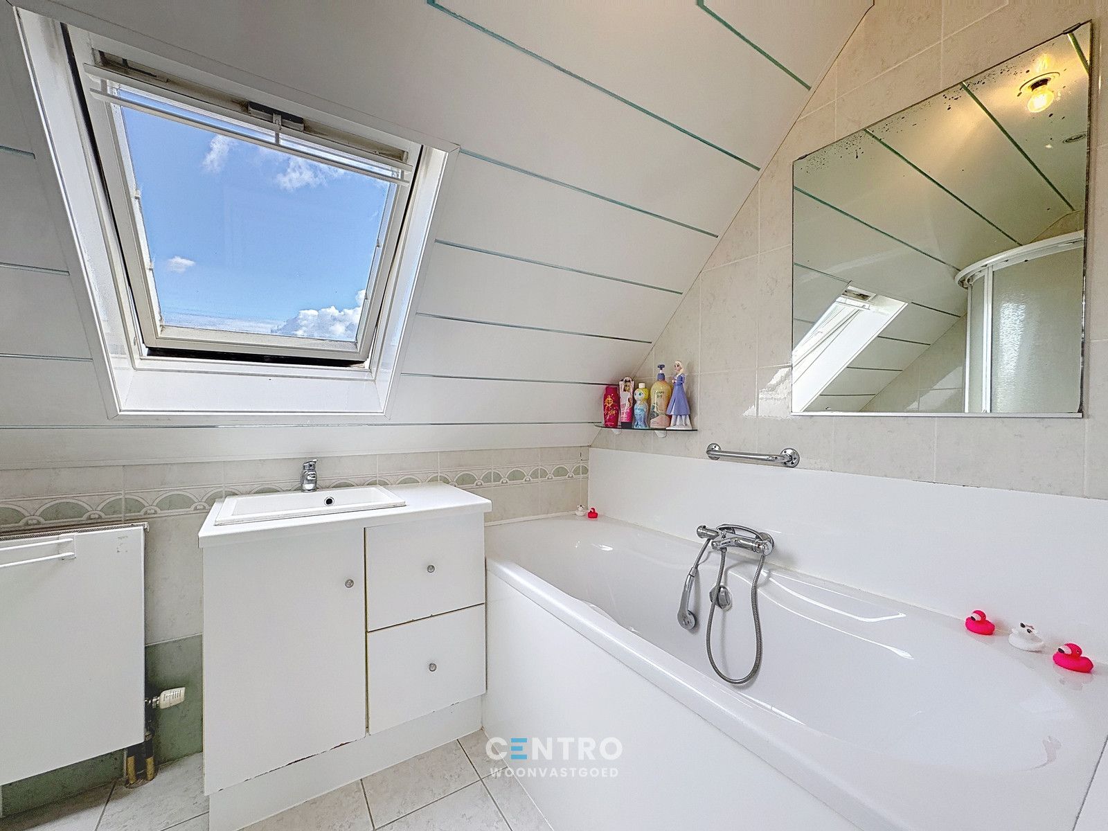 Villa met 5 slpks, veranda én carport te Roeselare! foto 8