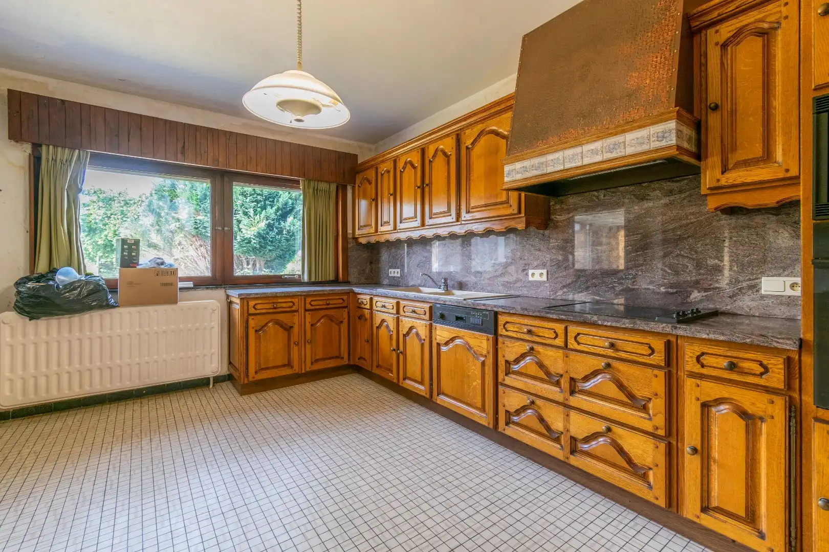 Een gebouwde drie - gevel villa (deels te renoveren) met o.a. 3 slaapkamers! foto 6