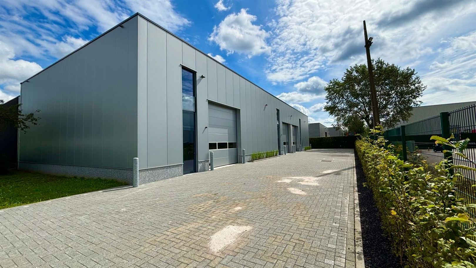 Nieuwbouw KMO unit te Wijnegem foto {{pictureIndex}}