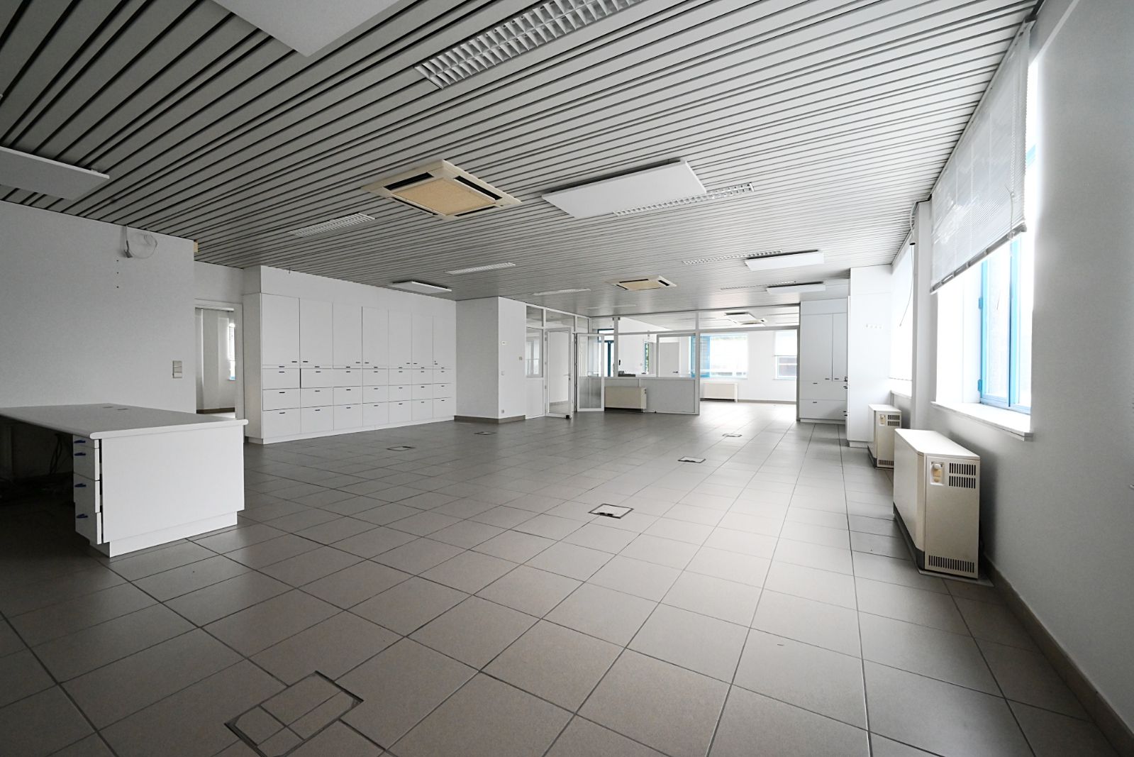 Bedrijfs-/ kantoorgebouw (275m2) met veel parkeergelegenheid! foto 4