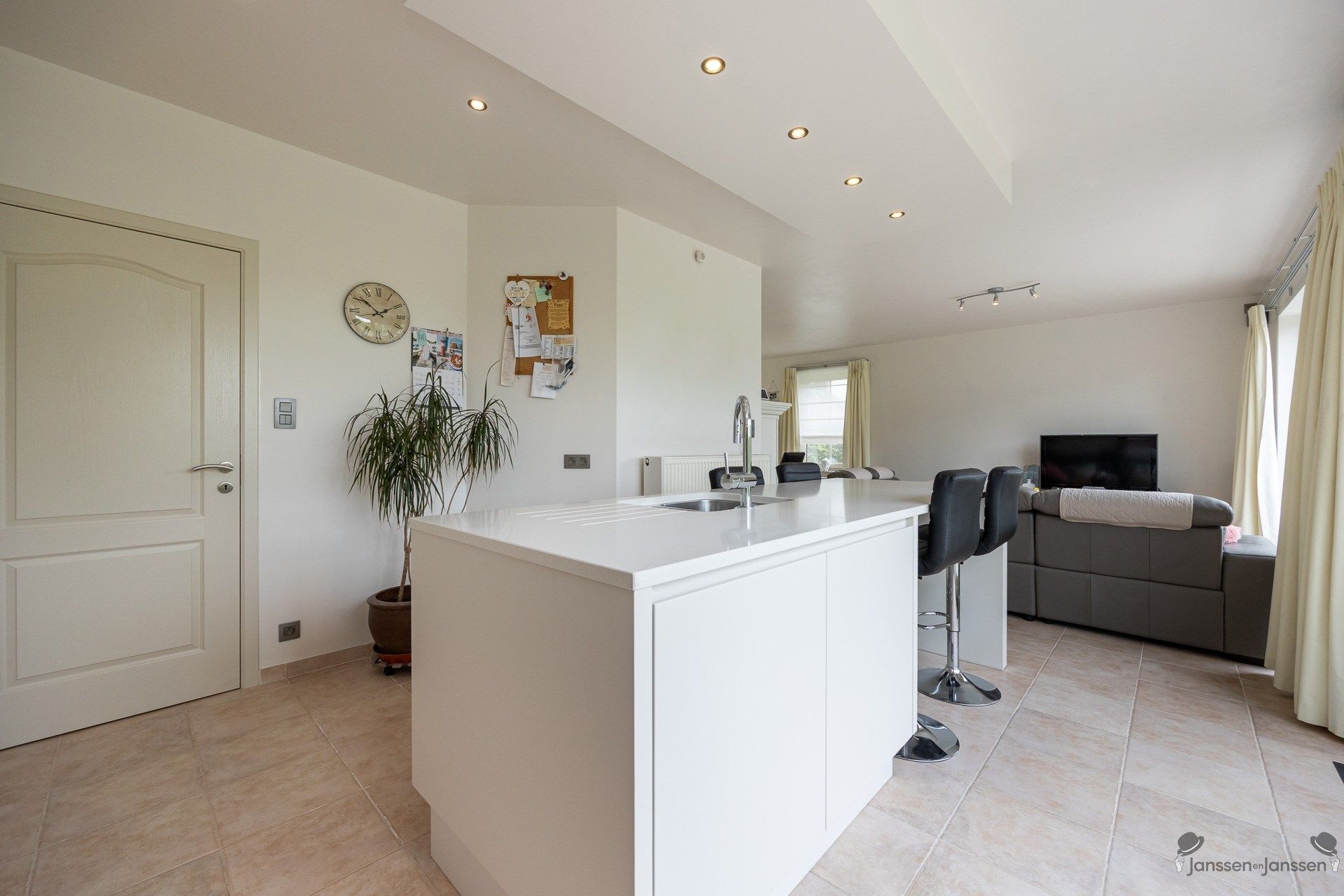 Instapklare woning met vier slaapkamers op een ruim perceel van 659m². foto 14