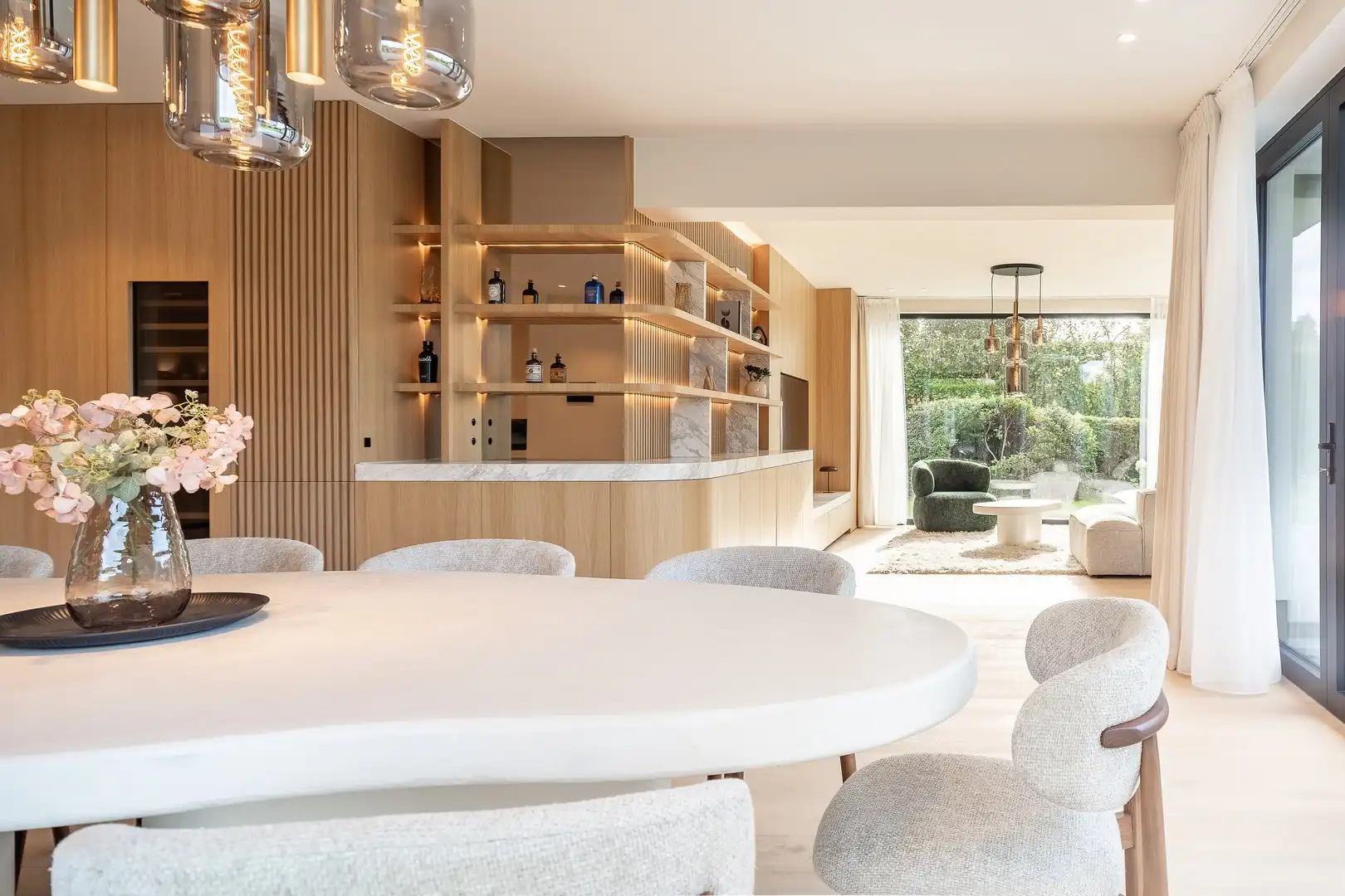 Prachtige alleenstaande villa met 5 slaapkamers gelegen in een rustige residentiële omgeving. foto 9