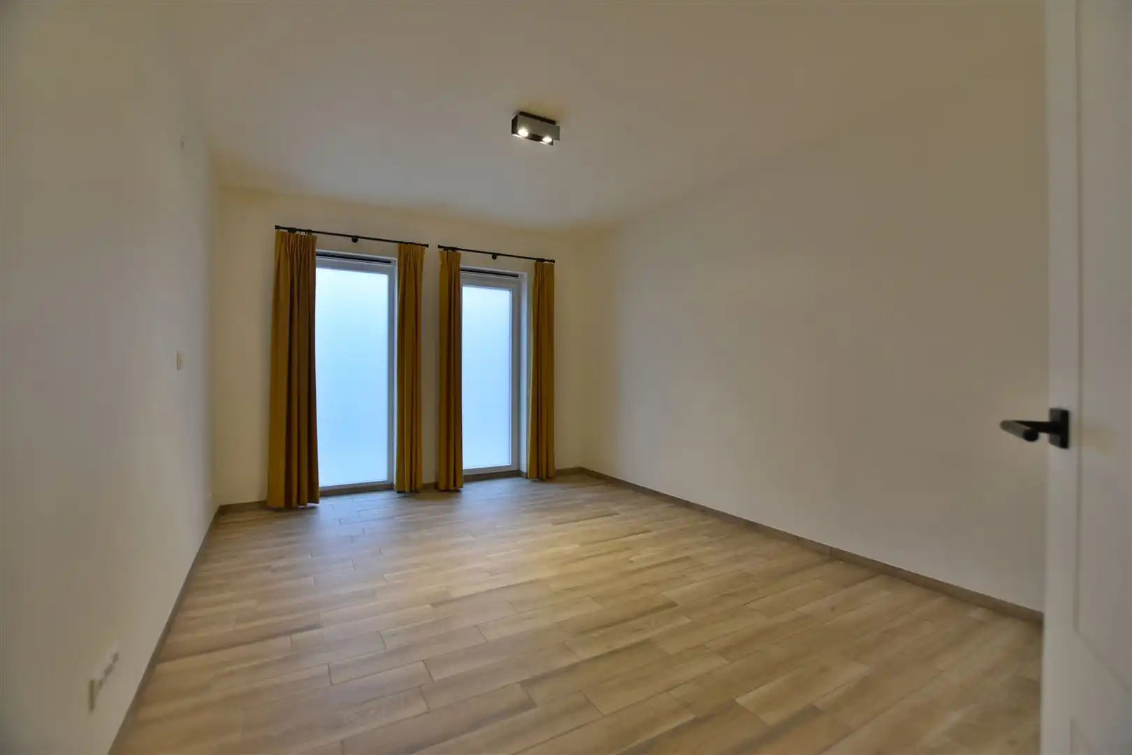 Instapklaar gelijkvloers appartement met koer en garage vrijstaande.  foto 2