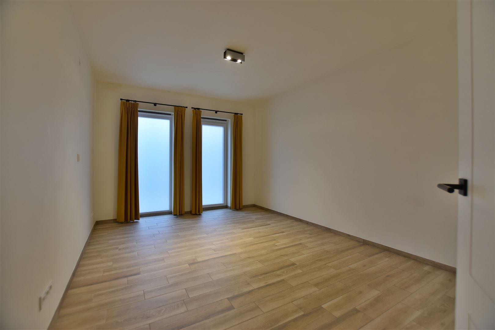 Instapklaar gelijkvloers appartement met koer en garage vrijstaande.  foto 2