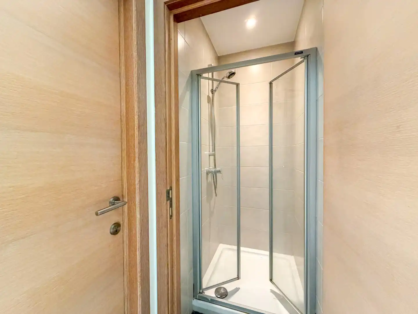 Lichtrijk gelijkvloers appartement met 2 slpk, garage en autostandplaats foto 20