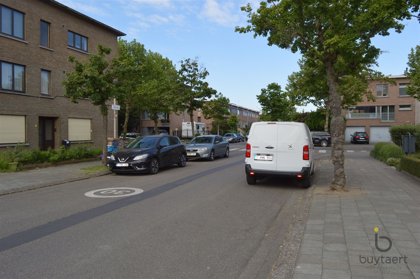 Zeer ruim magazijn of garage voor meedere autos te Merksem! foto 8
