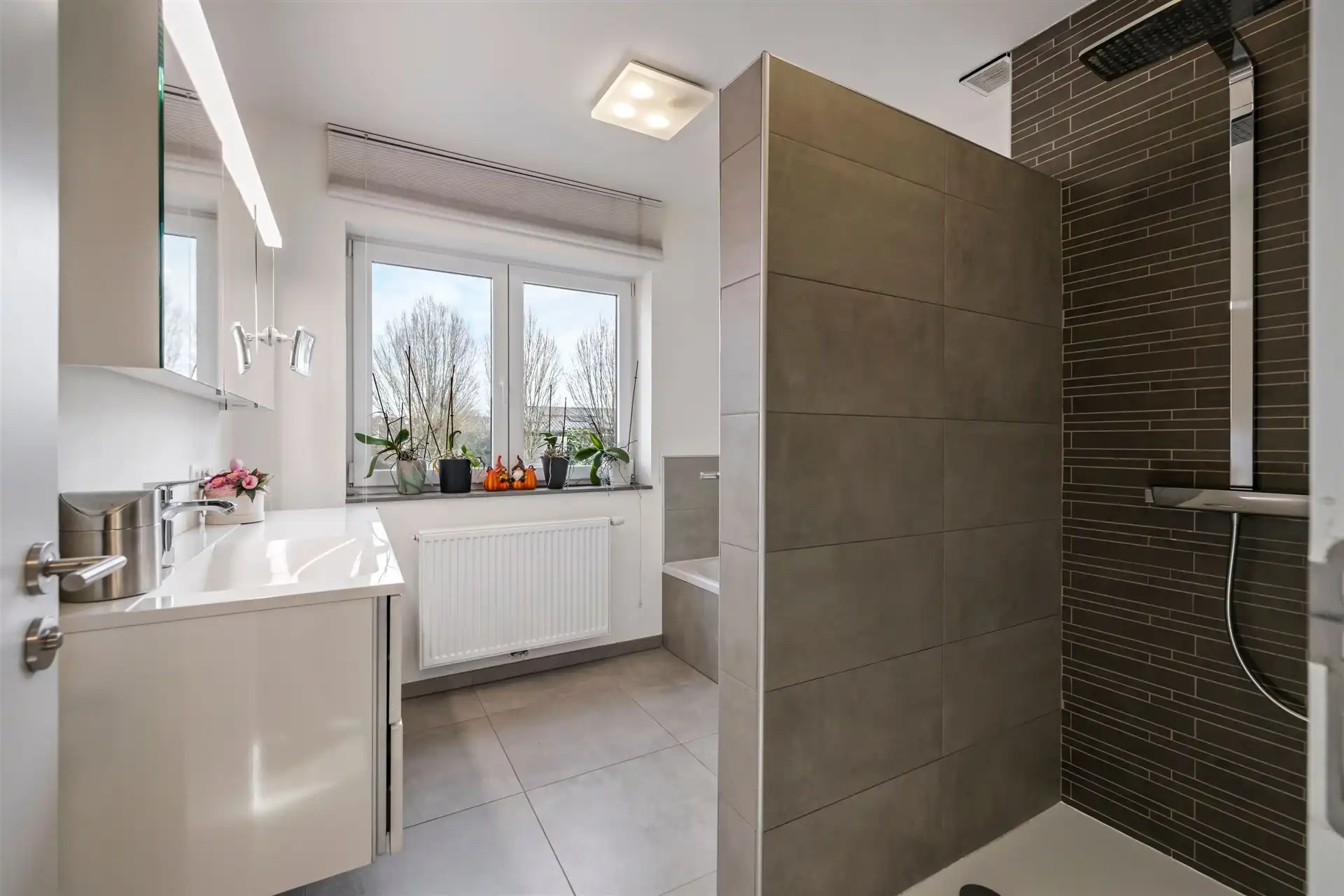 Instapklare gezinswoning met handelsruimte in het hartje van Meerdonk foto 21