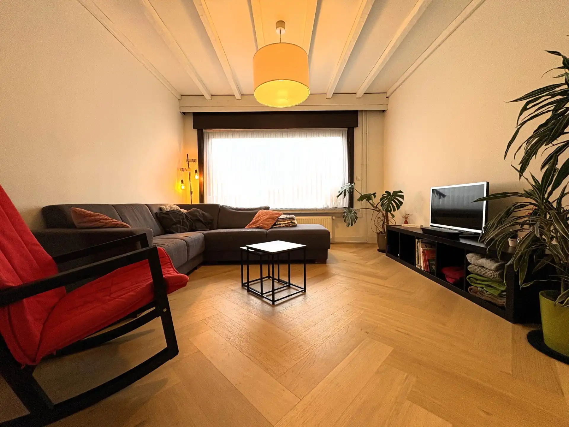 Gerenoveerde half open woning met garage foto 3