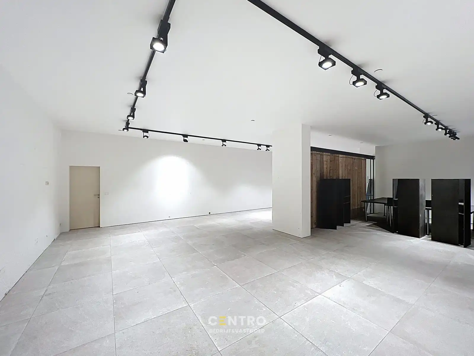 TOONZAAL van 1.000m² met optioneel MAGAZIJN en private PARKING vlak bij de RING van Poperinge ! foto 25