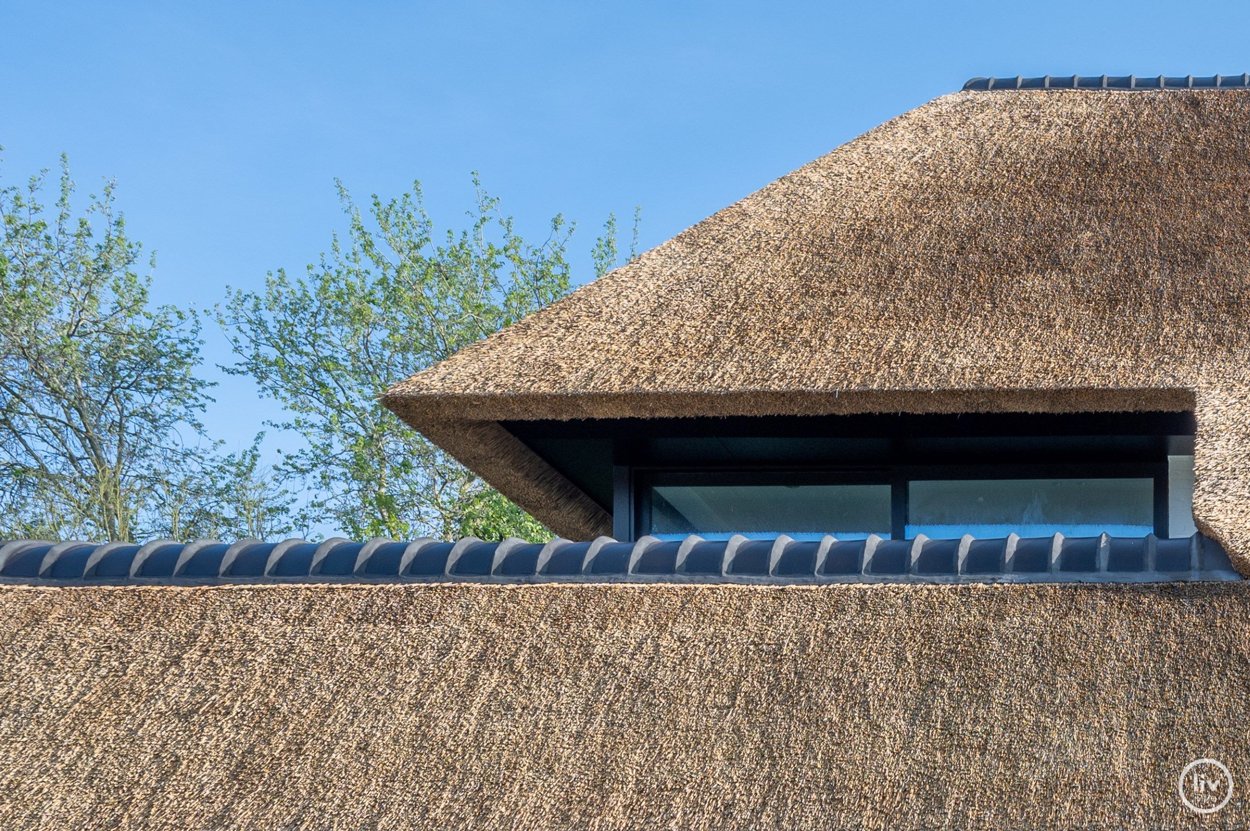 Indrukwekkende nieuwbouwvilla in hartje Zoute op enkele passen van de golf te Knokke.  foto 1