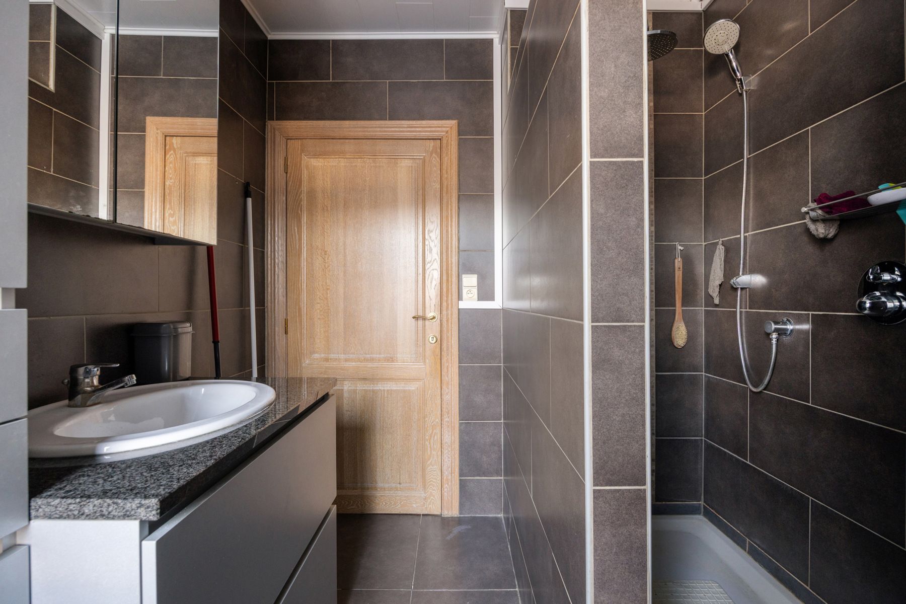 Leemans Immobiliën presenteert u  deze gerenoveerde, instapklare woning in het bruisende hart van Denderleeuw. foto 15