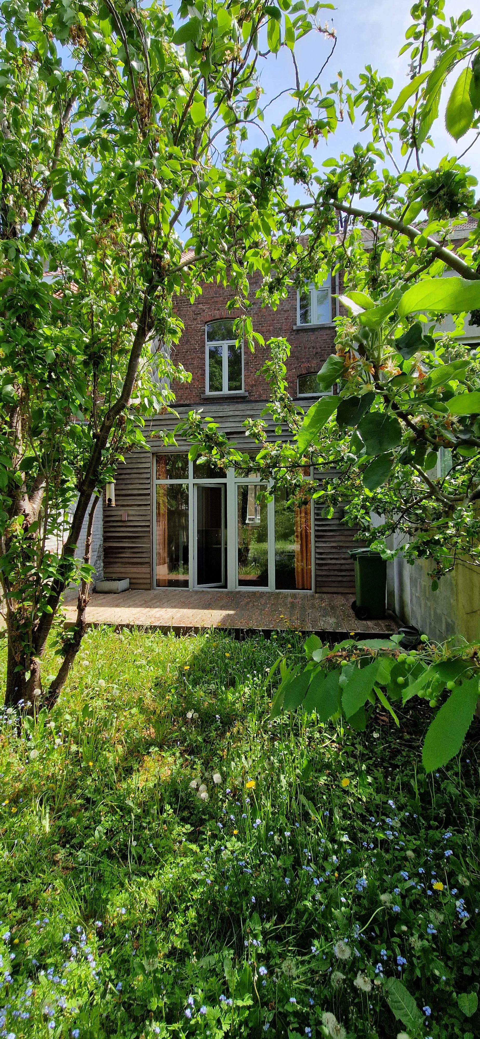 Karaktervolle HERENWONING met mooie leefruimten, 4 slaapkamers en een rustgevende tuin  op 1 are 70 ca.   foto 2