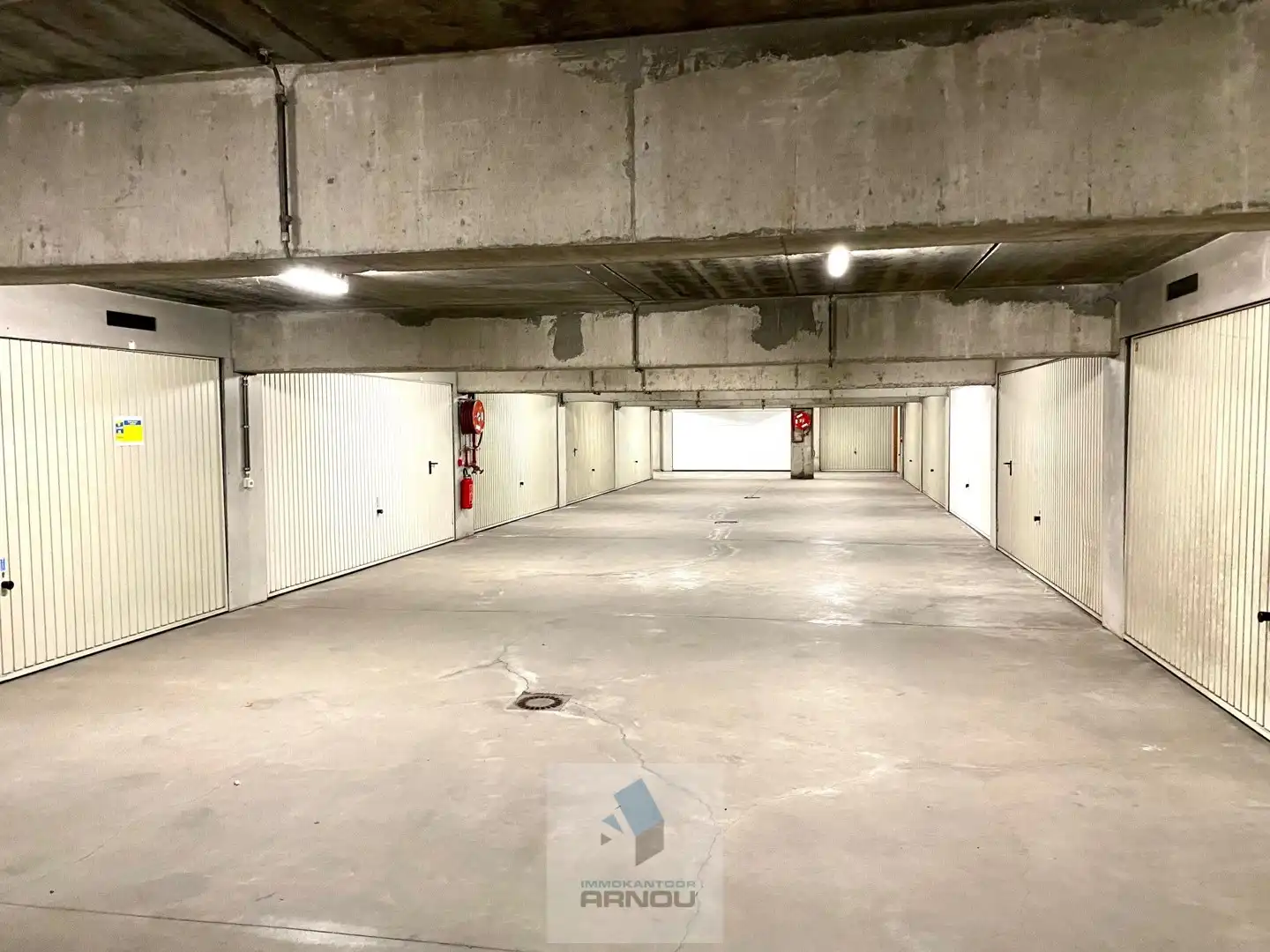 Centraal gelegen, lichtrijk en ruim appartement met 2 slaapkamers en garage foto 12