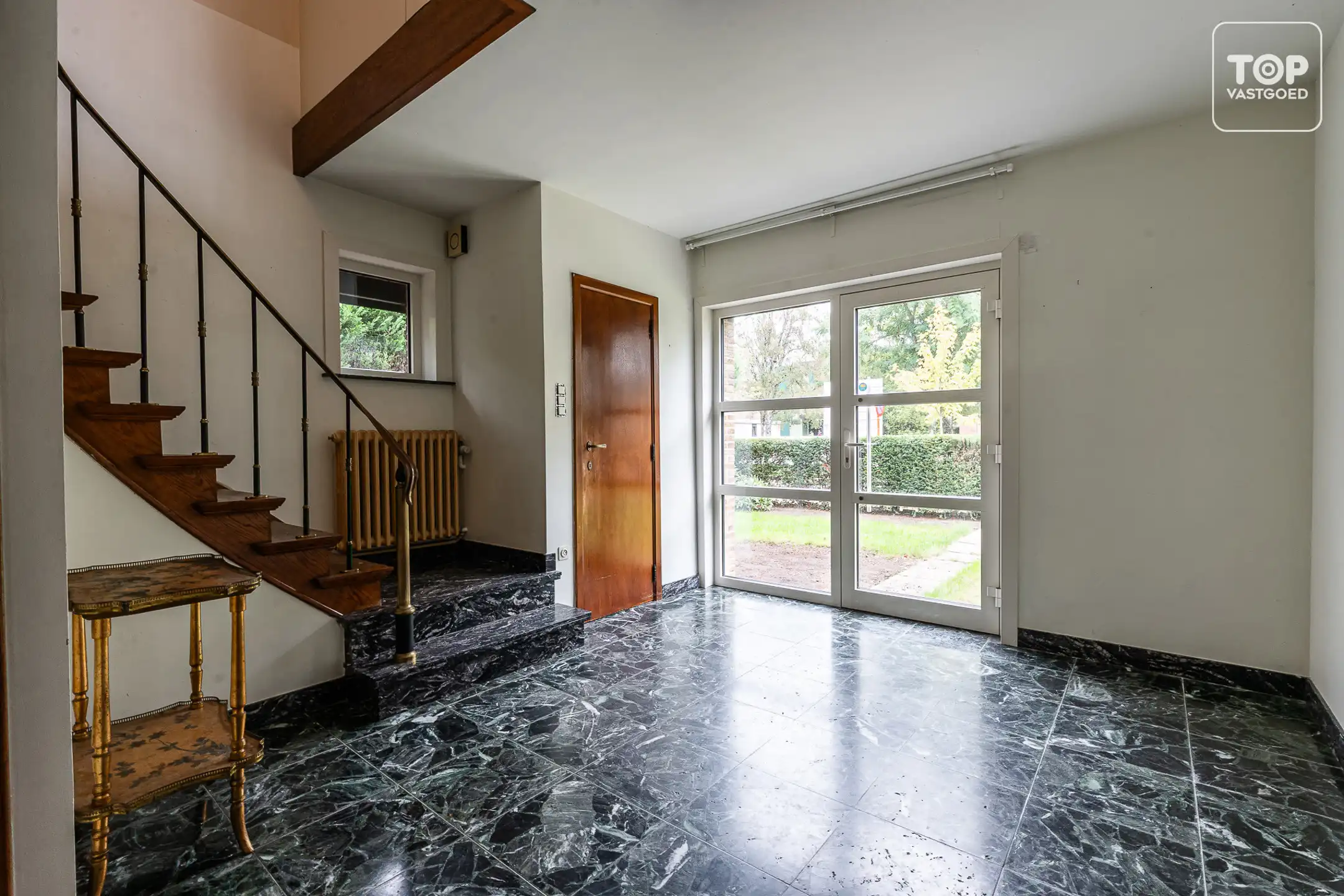 Ruime te renoveren woning met 4 slaapkamers op toplocatie foto 3
