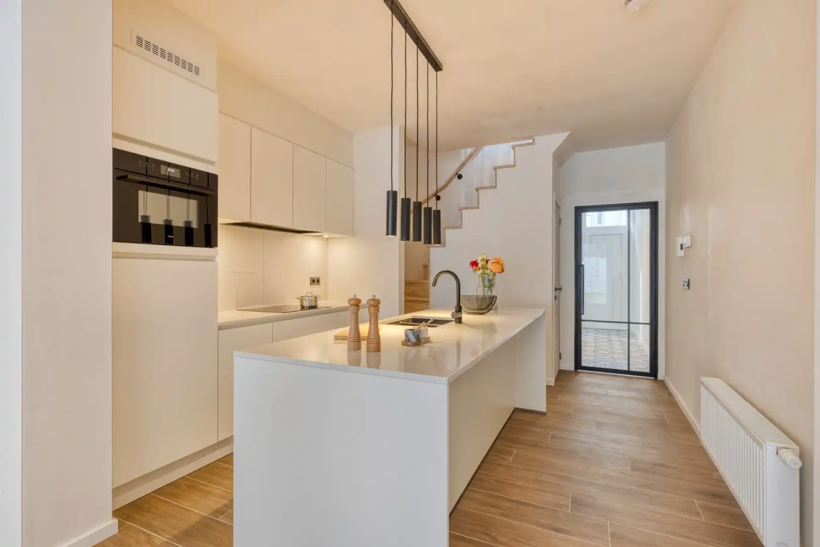 Instapklare stadswoning met 3 slaapkamers en tuintje!  foto 3