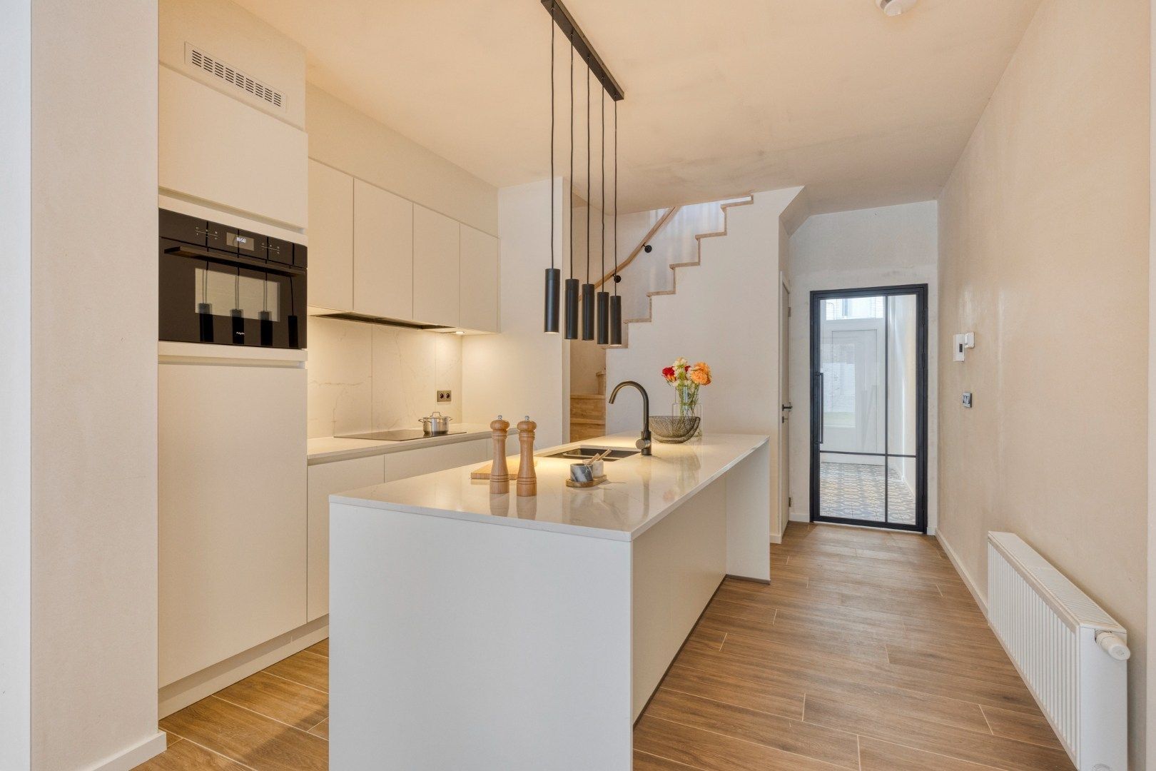 Instapklare stadswoning met 3 slaapkamers en tuintje!  foto 3