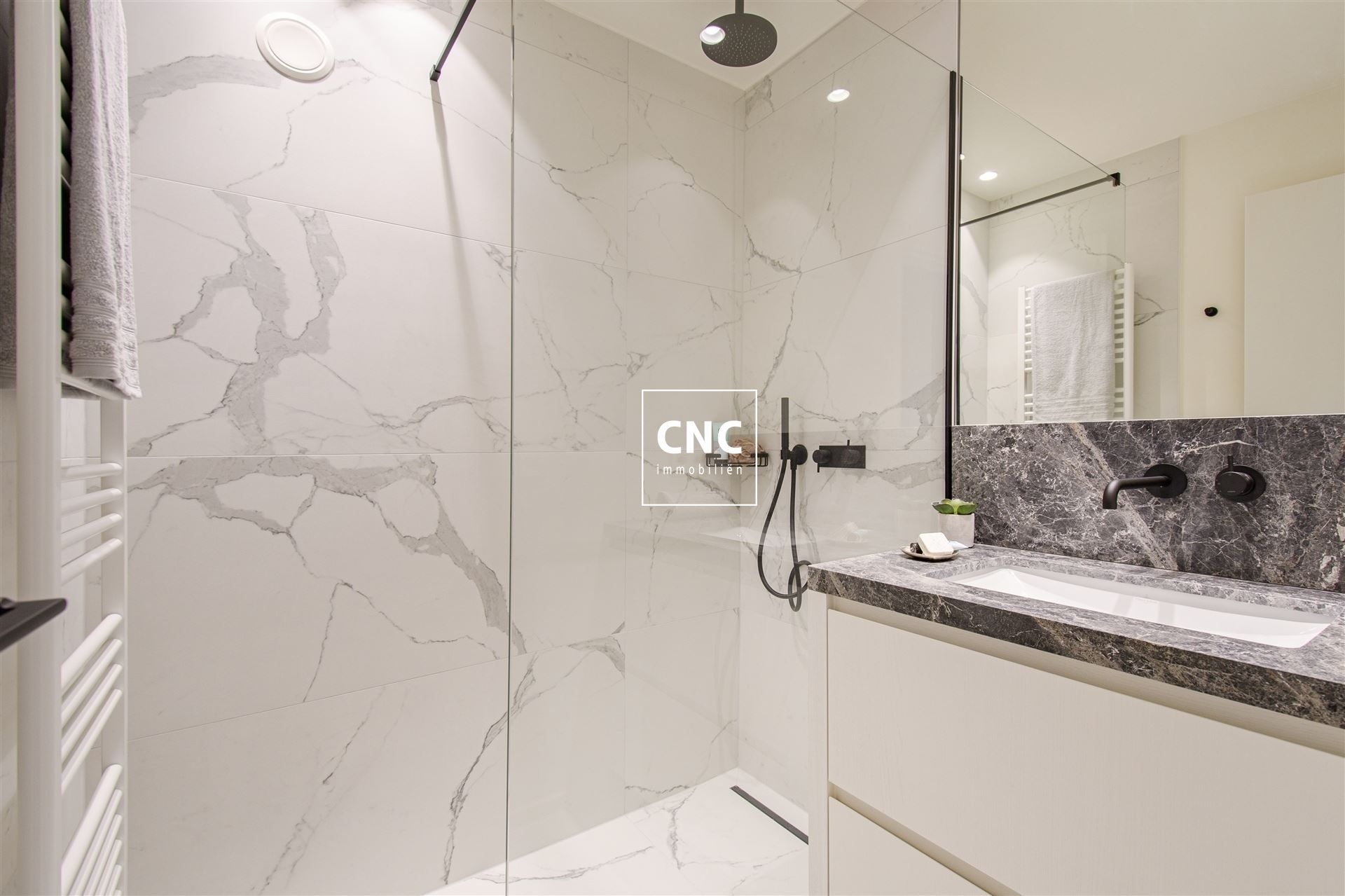 Luxueus en modern gerenoveerd appartement met wijds frontaal zeezicht aan het Albertstrand! Parking mogelijk in nabije omgeving. foto 11