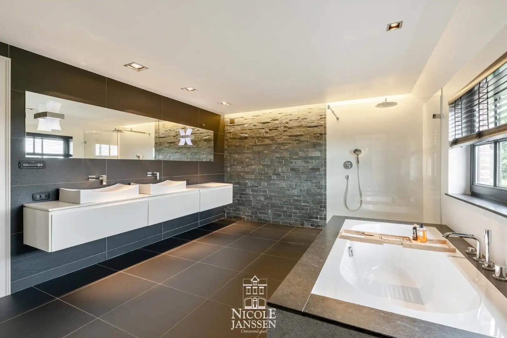 Luxueus afgewerkt landhuis met vier slaapkamers en gezellige tuin  foto 19