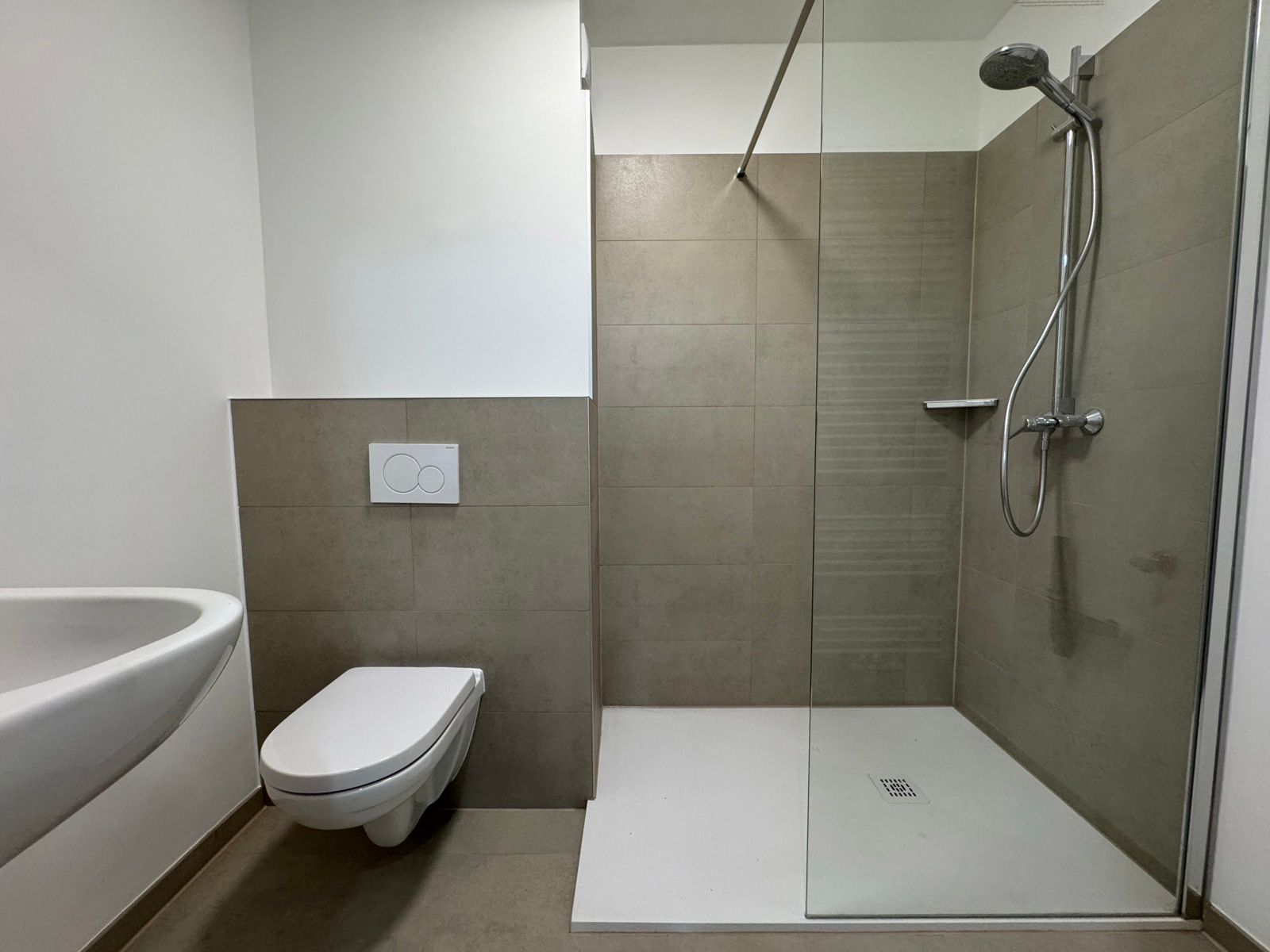 Vernieuwd appartement met 1 slaapkamer en tuin foto 4