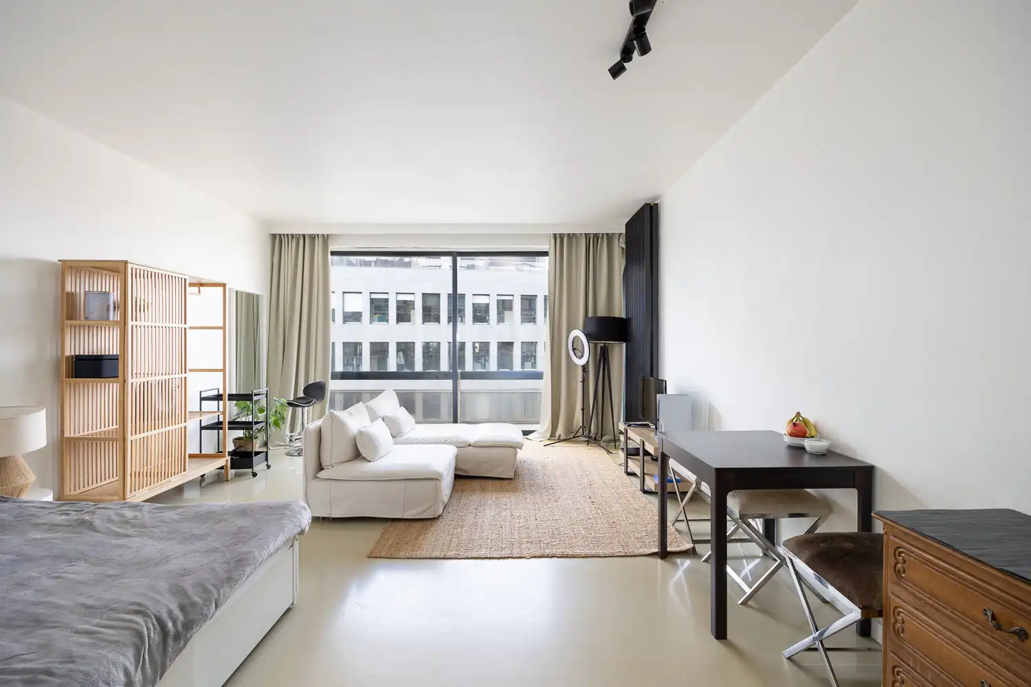 Instapklare en gemeubelde studio te koop in Antwerpen op de 7e verdieping van een verzorgd gebouw aan het Stadspark foto {{pictureIndex}}