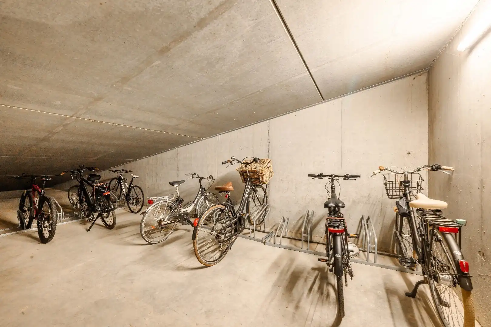 LUXUEUZE PENTHOUSE (BJ 2019) MET GUNSTIGE LIGGING foto 24