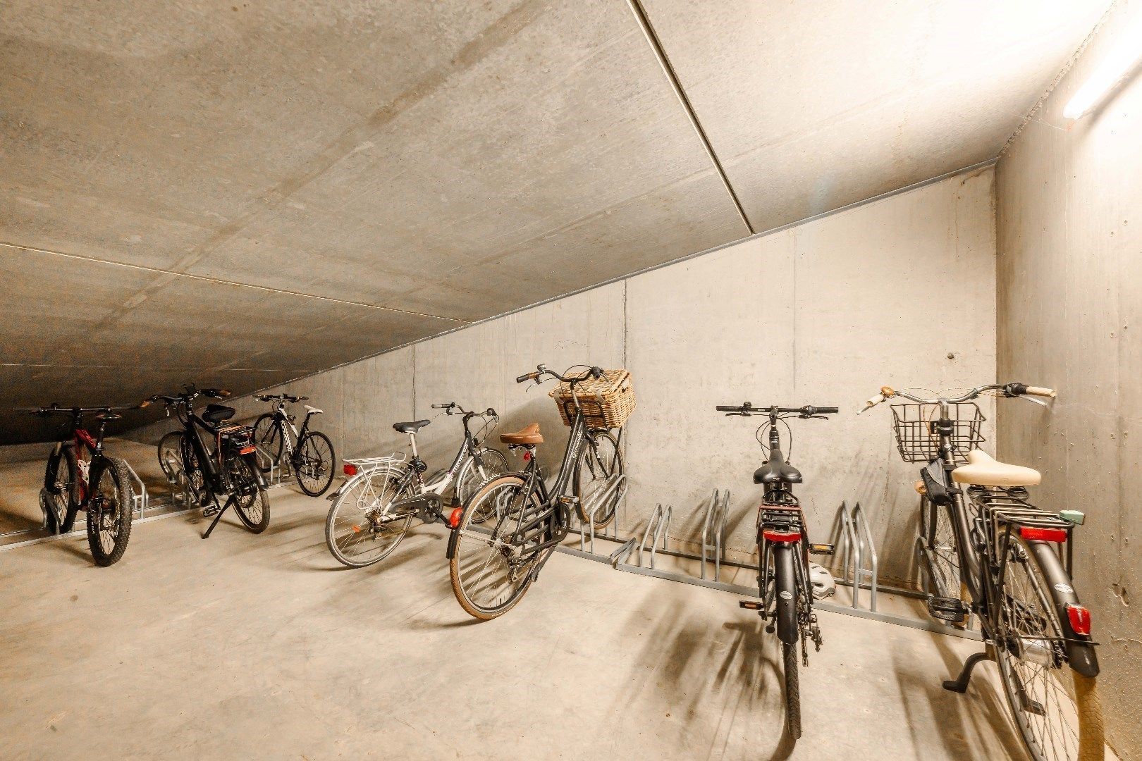 LUXUEUZE PENTHOUSE (BJ 2019) MET GUNSTIGE LIGGING foto 24