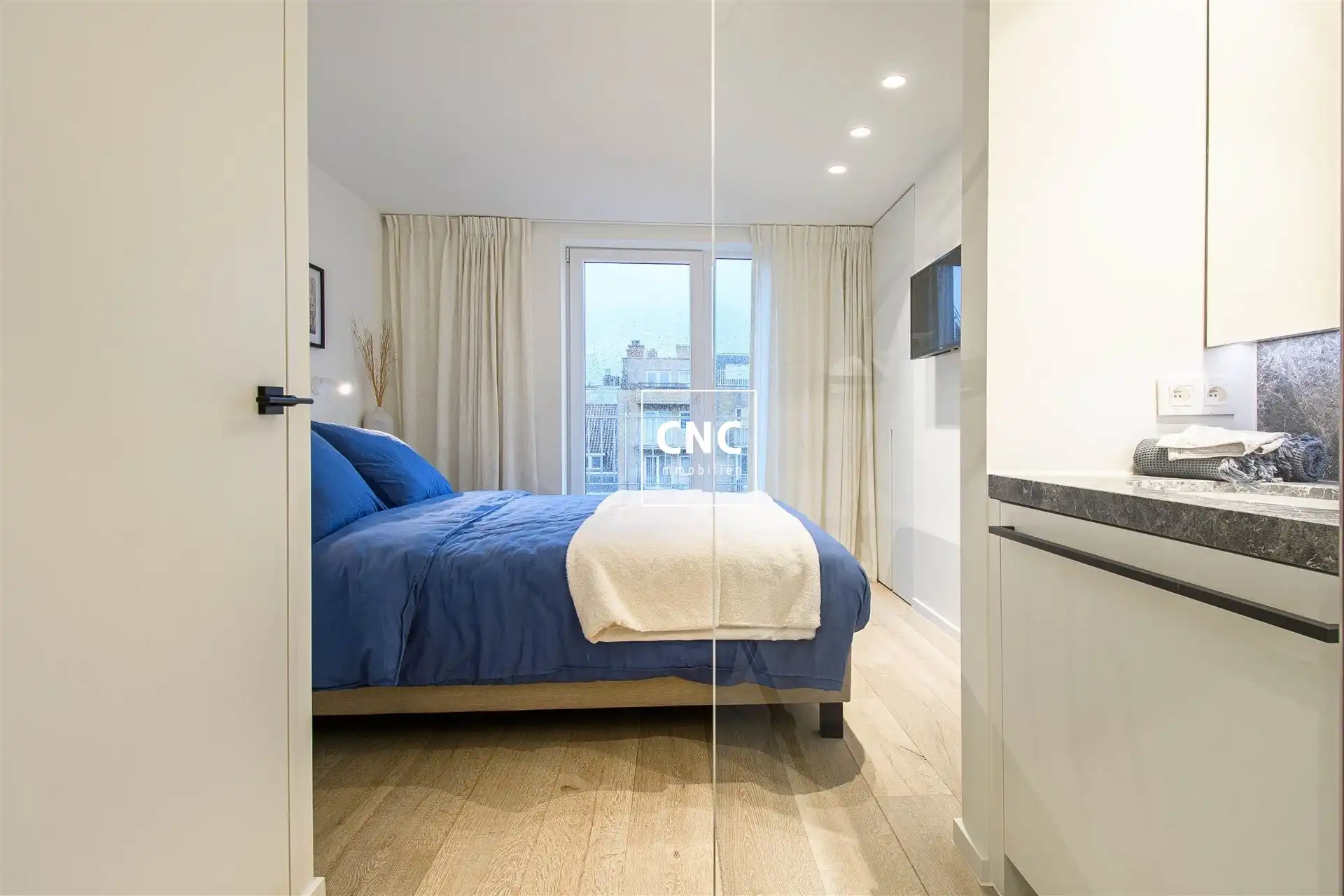 Gerenoveerde penthouse met grote terrassen nabij de zeedijk foto 21