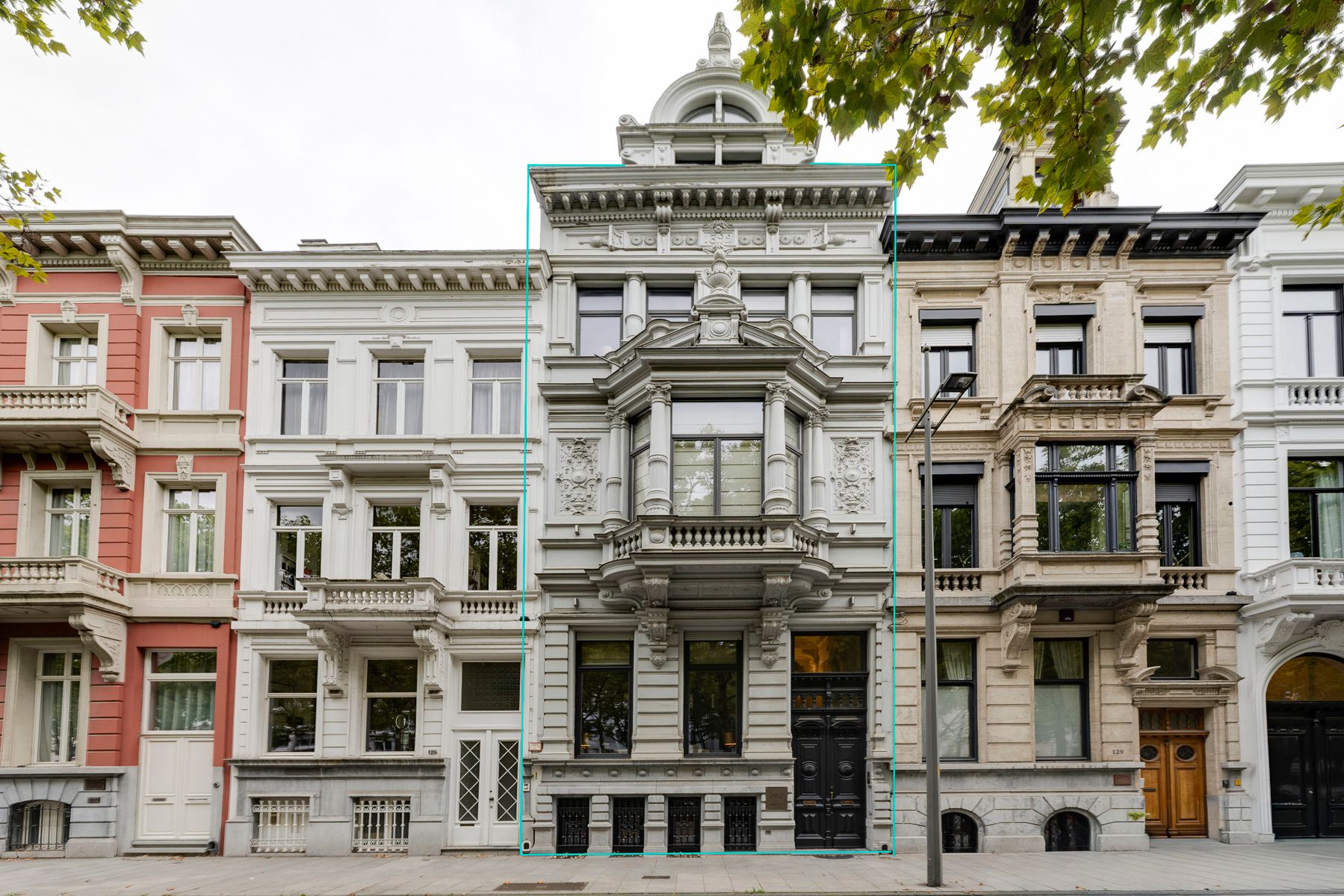 Majestueuze herenwoning met tuin en wellness in hartje Zuid foto {{pictureIndex}}