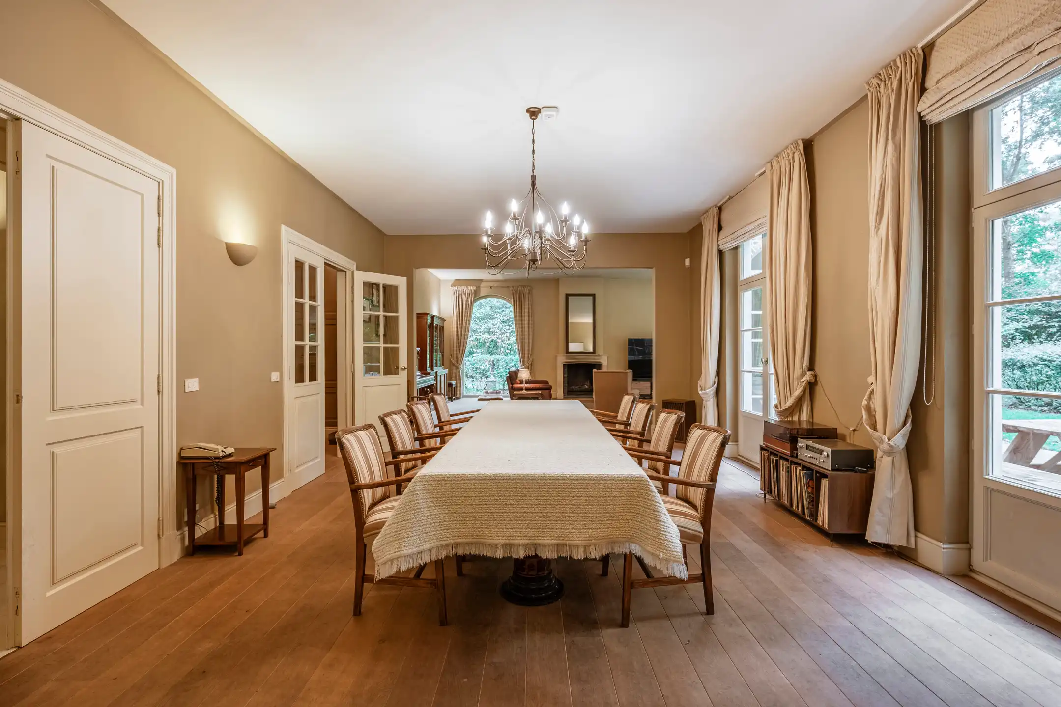 Ruime "manoir villa" gelegen in het gegeerde Hertebos te 's Gravenwezel. foto 12