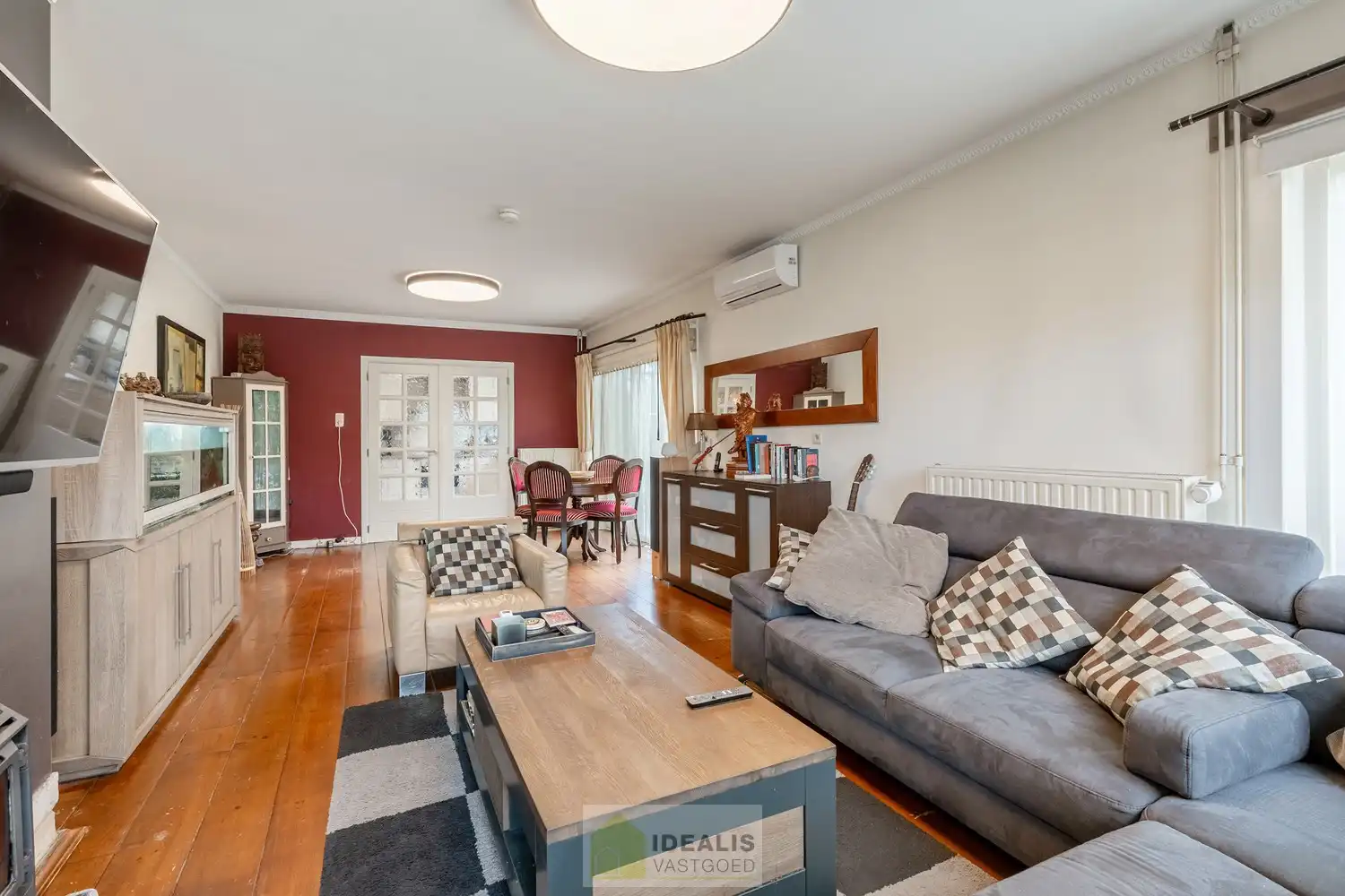 IDEALIS VASTGOED – RUIME, GERENOVEERDE EN INSTAPKLARE WONING MET 3 GELIJKVLOERSE SLAAPKAMERS, LICHTRIJKE LEEFRUIMTE MET OPEN KEUKEN ÉN AFGEWERKTE 2e VERDIEPING MET TOTALE BEWOONBARE OPPERVLAKTE VAN MAAR LIEFST +232M²!! DE WONING IS GELEGEN OP EEN KNAP PERCEEL VAN 7A 92CA IN HET GEGEERDE HERENT (PELT). Deze unieke woning omvat een ruime +-232m² netto bewoonbare oppervlakte met een gezellige woonkamer met aansluitend ruime keuken voorzien van alle comfort met aparte achterinkom/veranda, 3 slaapkamers, uitgeruste badkamer voorzien van douche en ligbad én een volledig afgewerkte 2e verdieping die fungeert als woongedeelte met eigen woonkamer, slaapkamer(s) en badkamer. De woning biedt verder een extra ruime garage, pergola, … Een unieke kans voor kandidaten op zoek naar een instapklare woning voorzien van alle luxe, ruimte en vlakbij tal van faciliteiten. foto 13