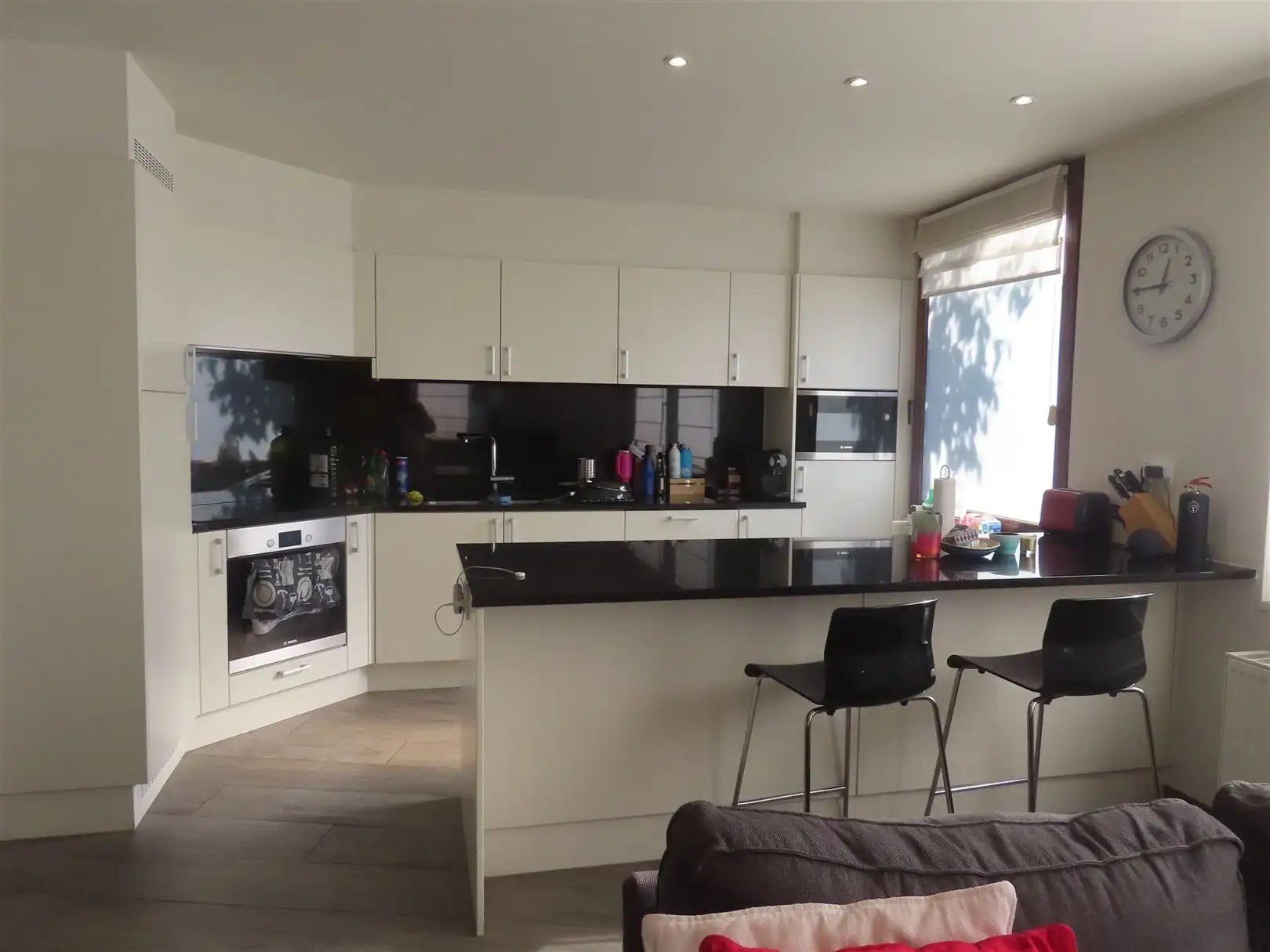 Gemeubeld 3 slaapkamerappartement met parking! foto 3