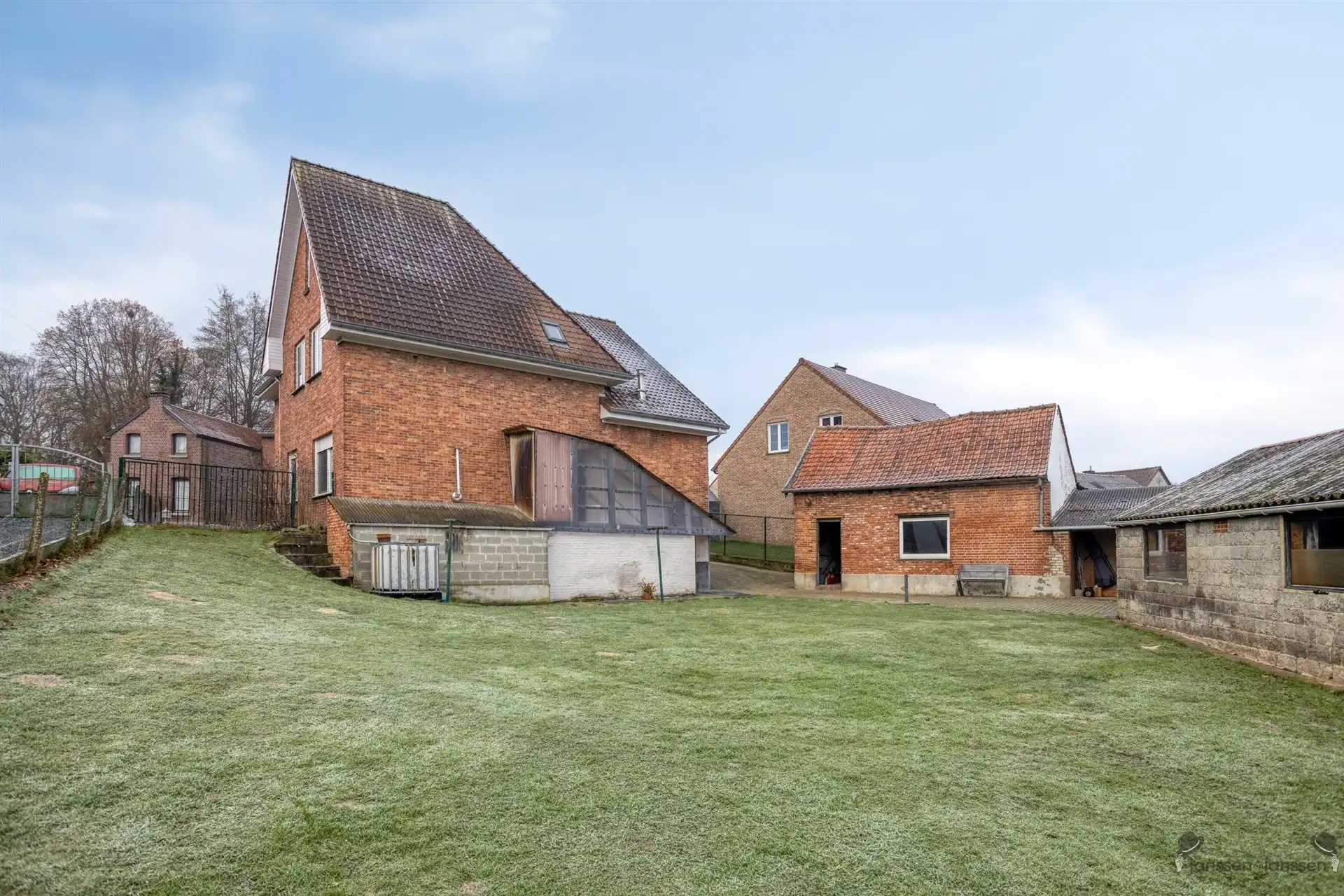 Ruime renovatiewoning met polyvalente bijgebouwen foto 24