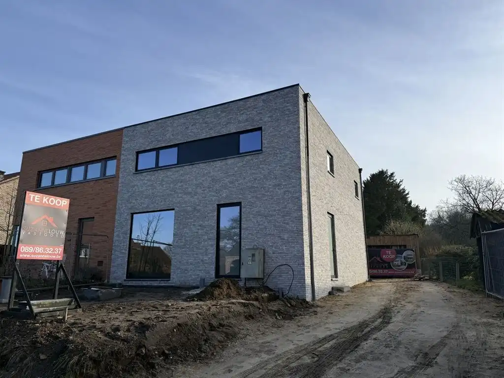 Stijlvolle nieuwbouwwoning met moderne architectuur foto {{pictureIndex}}