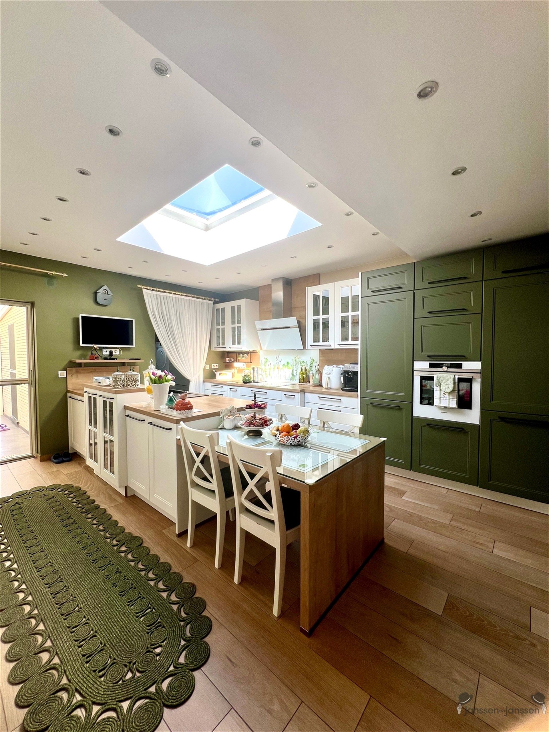 Gerenoveerde rijwoning met 3 slaapkamers & tuin foto 6