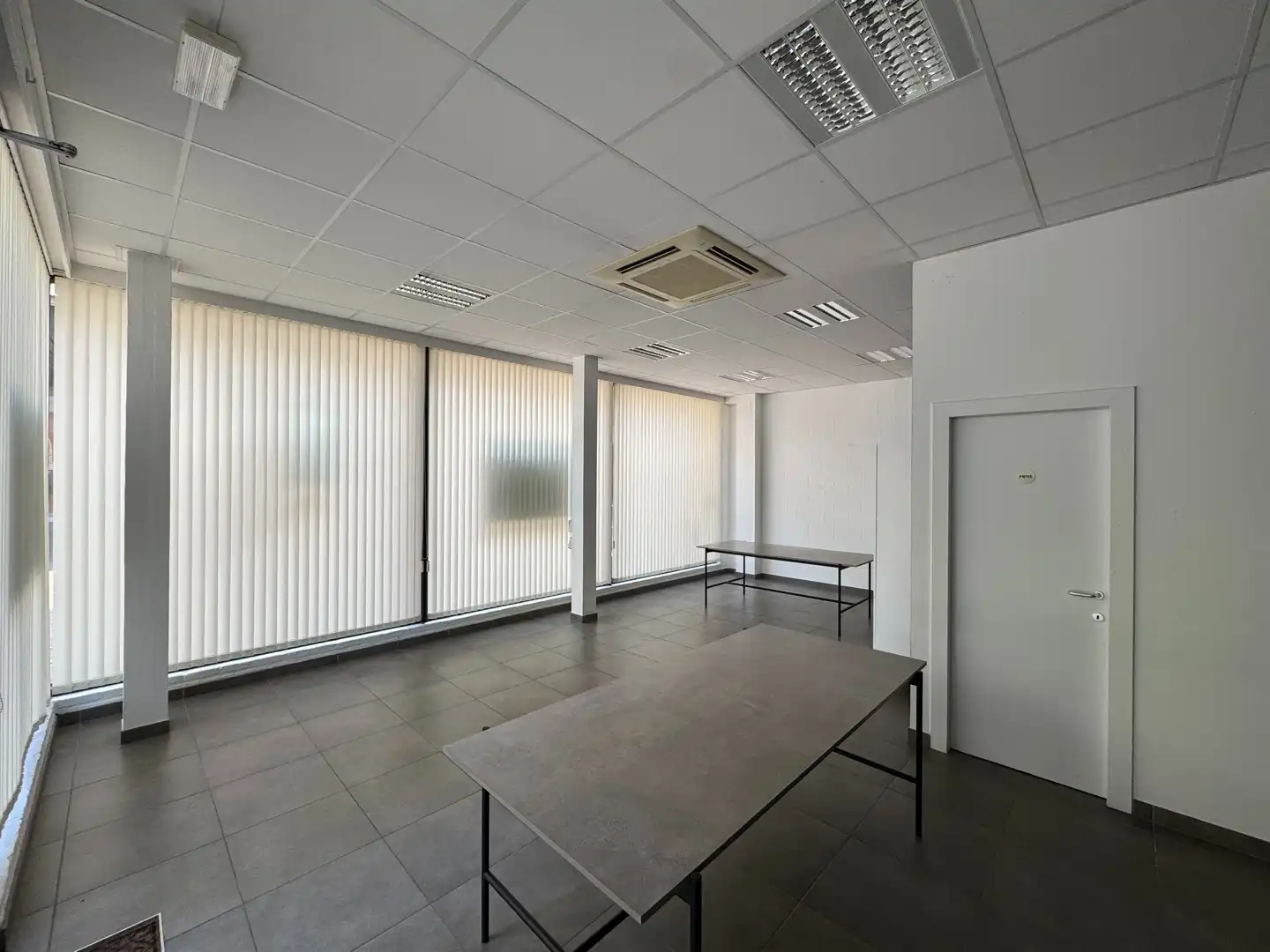 Leuk handelspand met grote vitrine te Sint-Truiden foto 3
