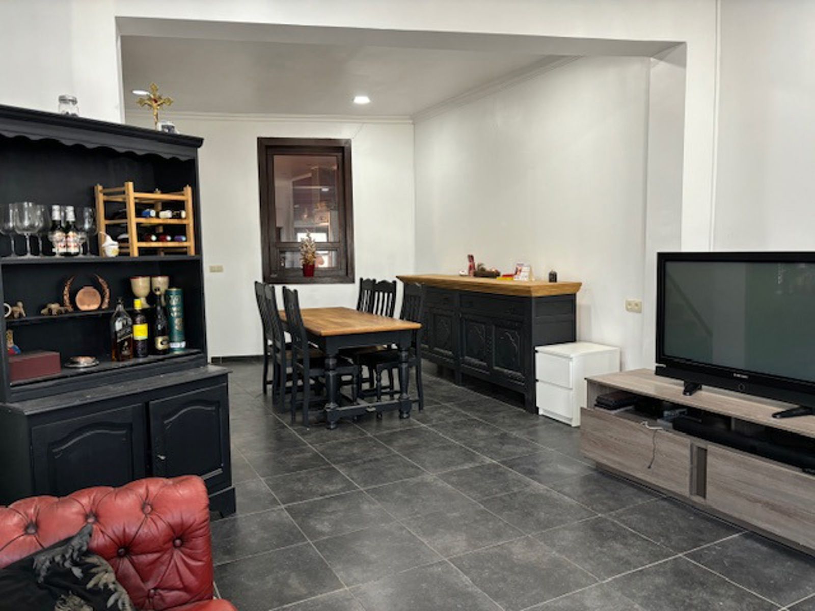 Woning met zij ingang en een prachtig zicht op de sportvelden te Landen foto 2