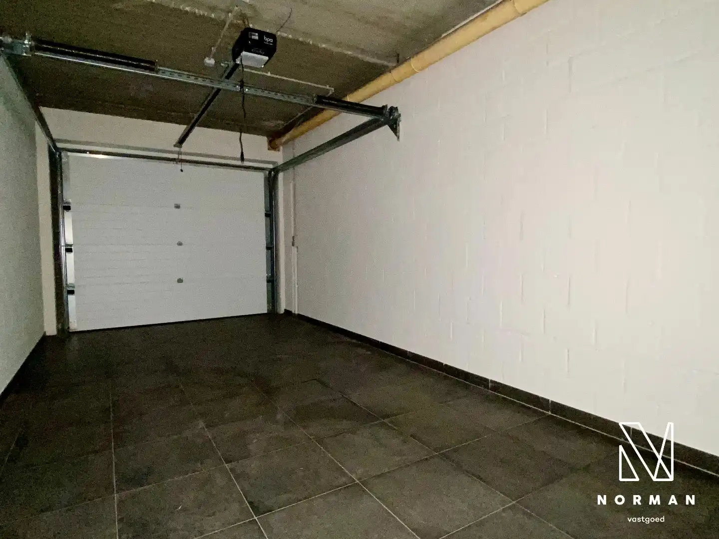 Gerenoveerd gelijkvloers appartement met 2 slaapkamers en inpandige garage en zonneterras! foto 10