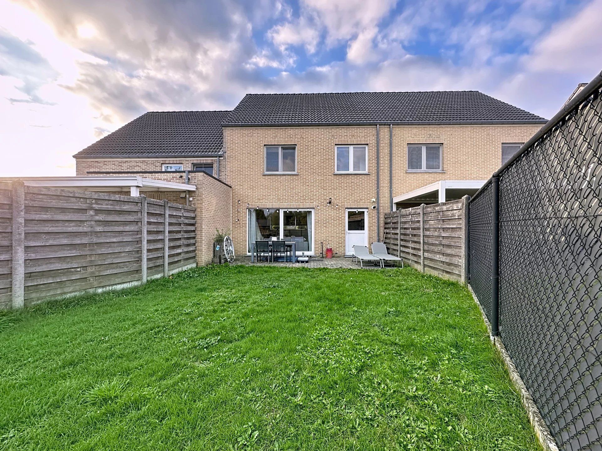 Rijwoning met 3 slaapkamers en een tuin met berging. foto 18