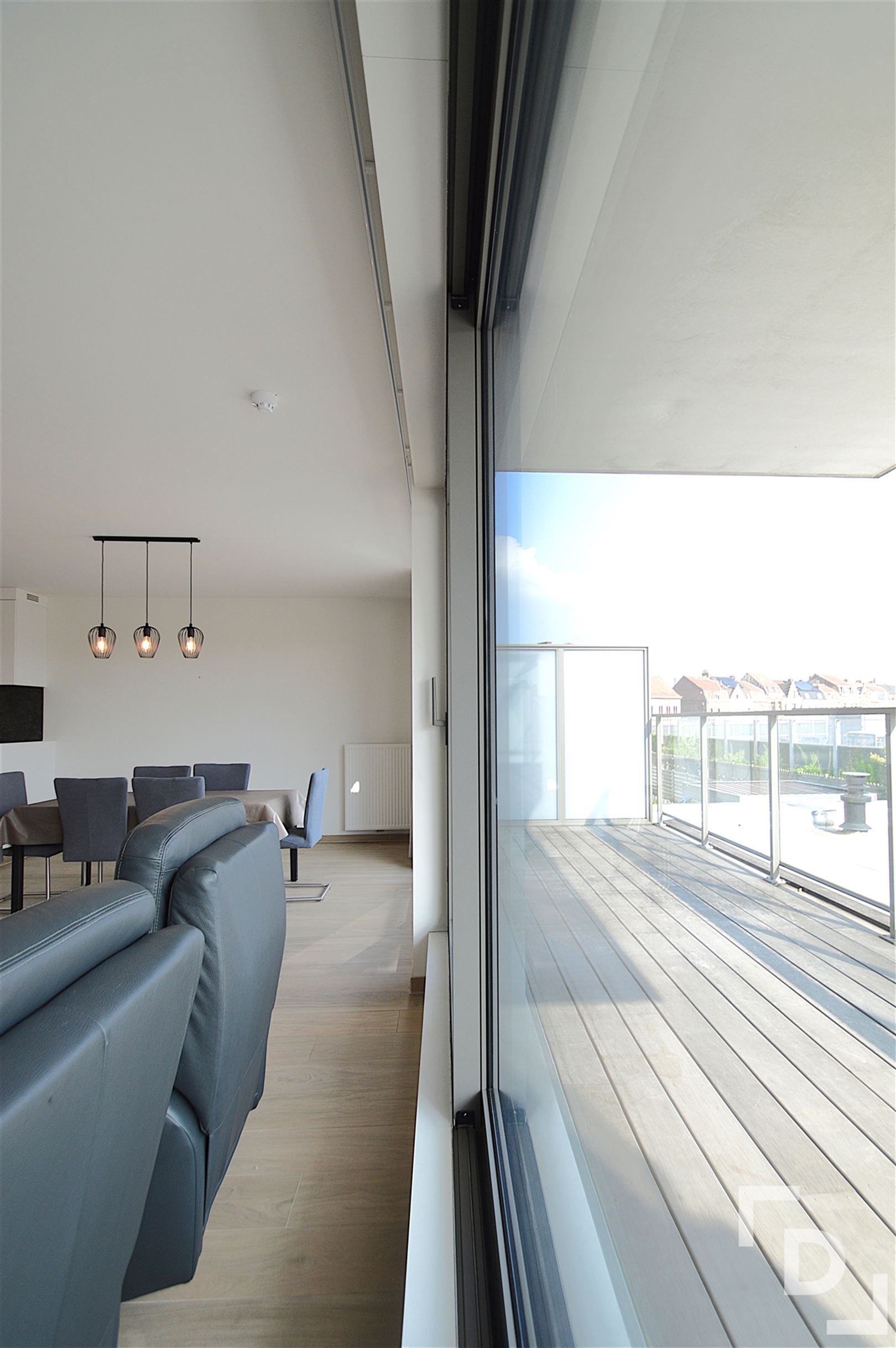 Recent appartement met ruim terras en garage te huur in Ieper. foto 7