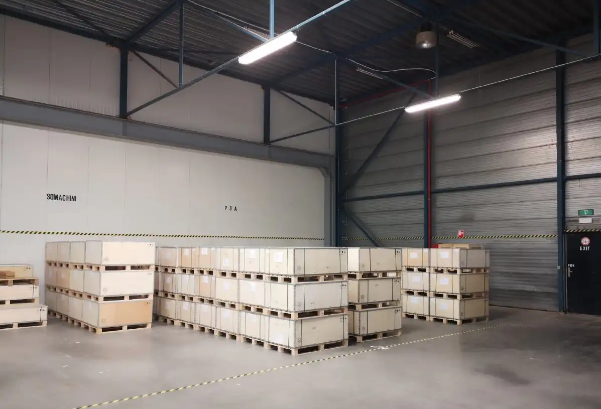 TE HUUR – RUIM MAGAZIJN / BEDRIJFSRUIMTE VAN CA. 1.000 M² IN BRUGGE foto 11