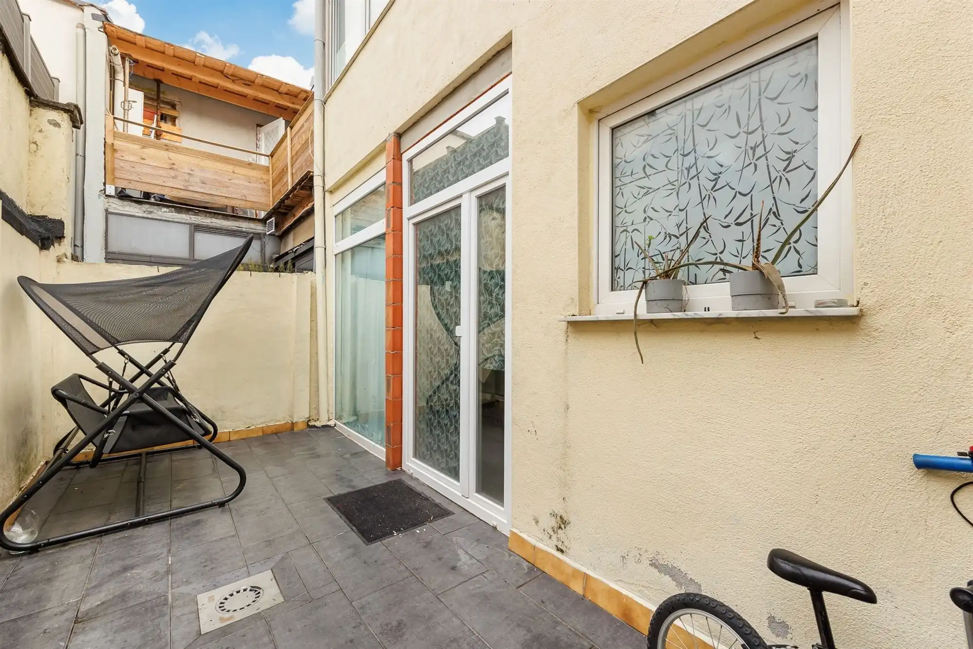 Huis met drie slaapkamers en leuke stadstuin.  foto 24