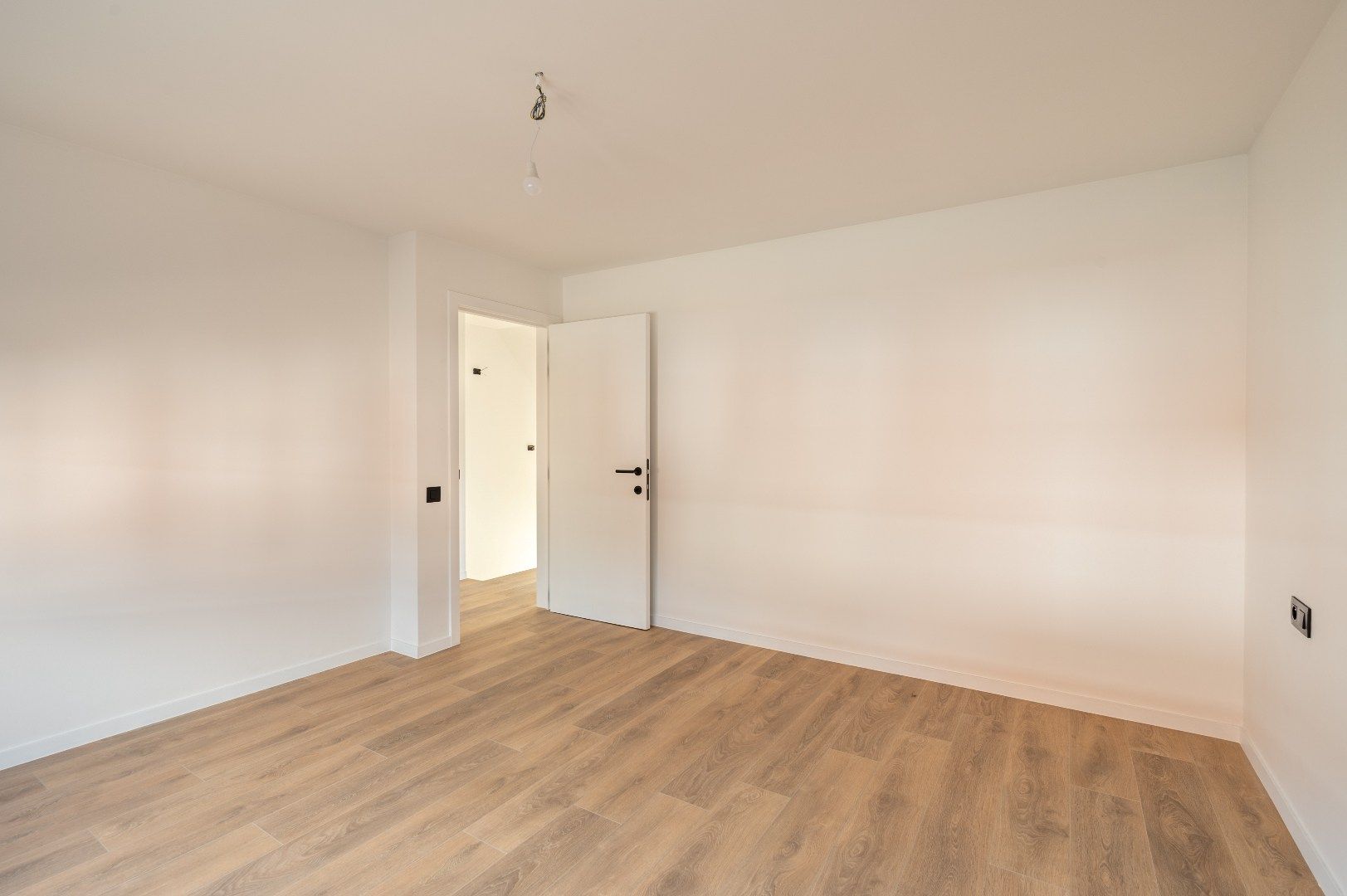 Instapklare gezinswoning met garage, 5 slaapkamers, 2 badkamers én een zonnige tuin foto 17