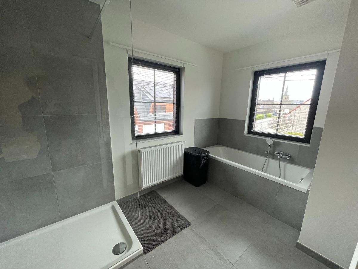 Drie slaapkamer EENGEZINSWONING met garage & tuin foto 22