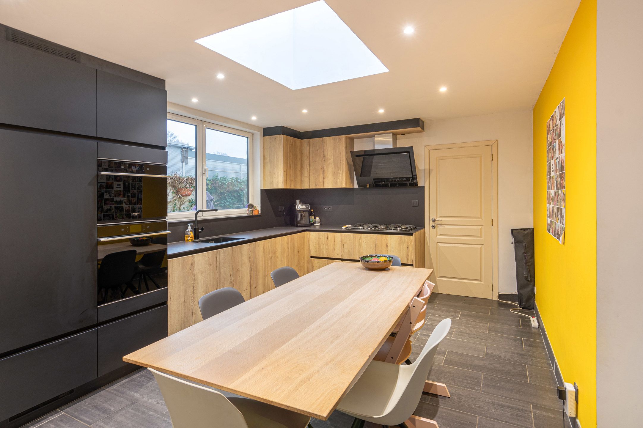 Lichtrijke woning met 4 slaapkamers in hartje Blaasveld foto {{pictureIndex}}