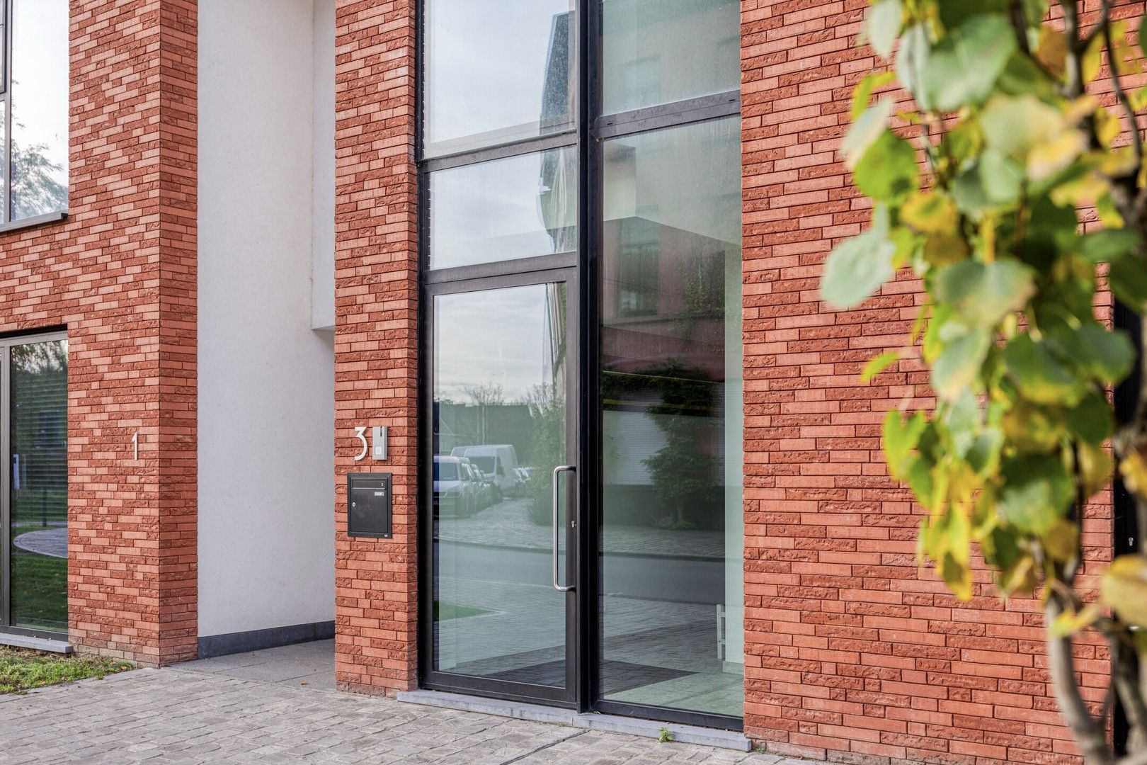 RECENTE, INSTAPKLARE DUPLEXWONING (2022) MET 3 SLPKS - 3 BADK - RUIM TERRAS - GEM. TUIN foto 2